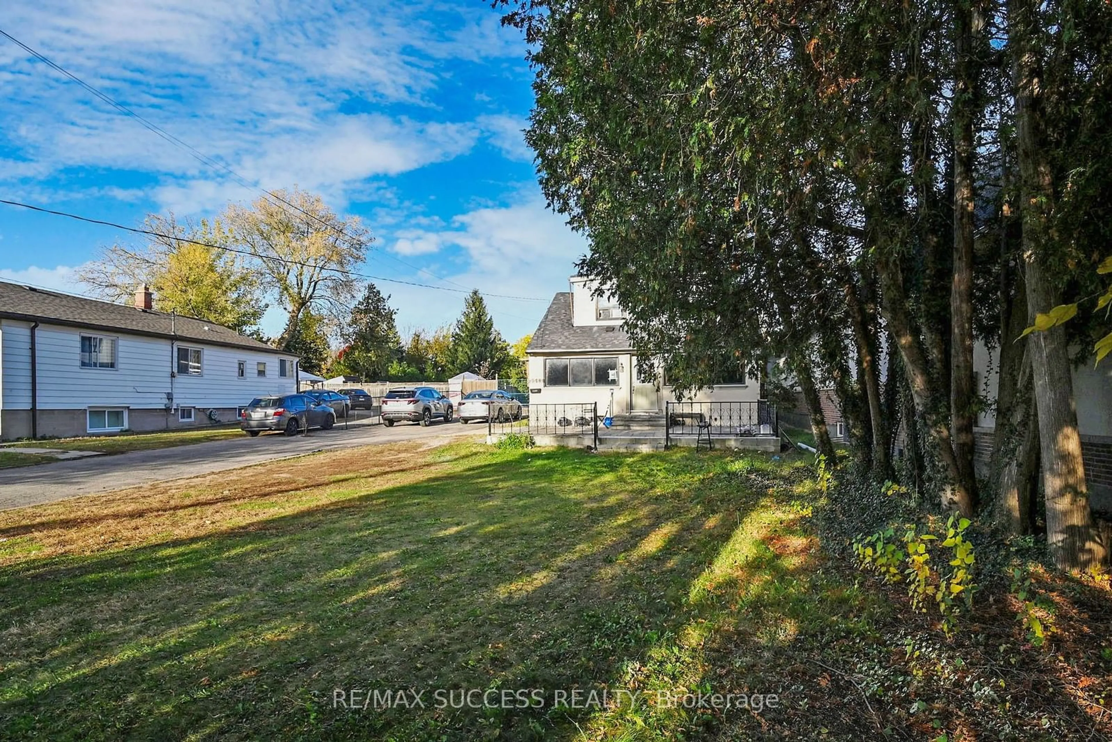 A pic from outside/outdoor area/front of a property/back of a property/a pic from drone, street for 2211 Camilla Rd, Mississauga Ontario L5A 2K2