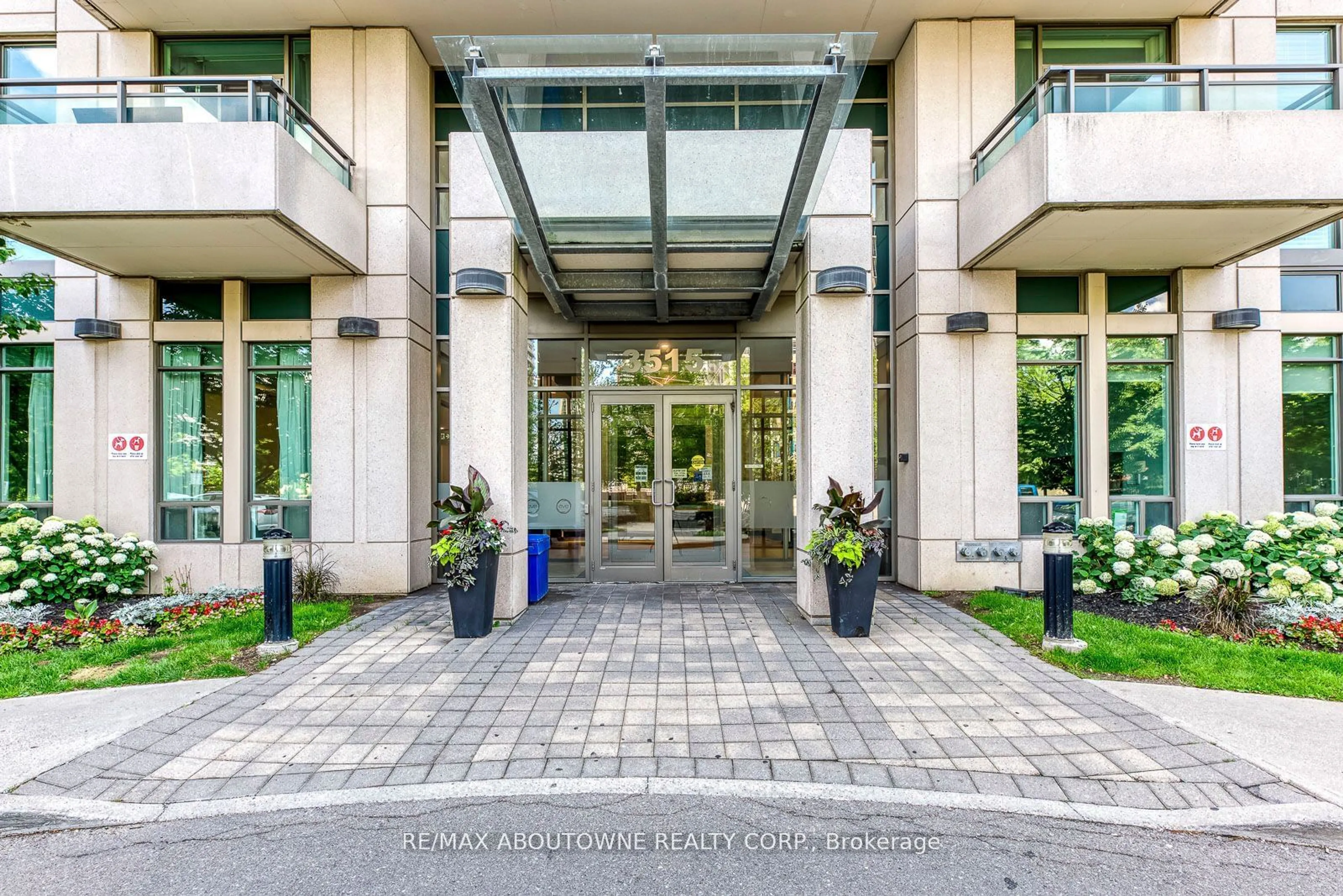 Indoor foyer for 3515 Kariya Dr #2201, Mississauga Ontario L5B 0C1