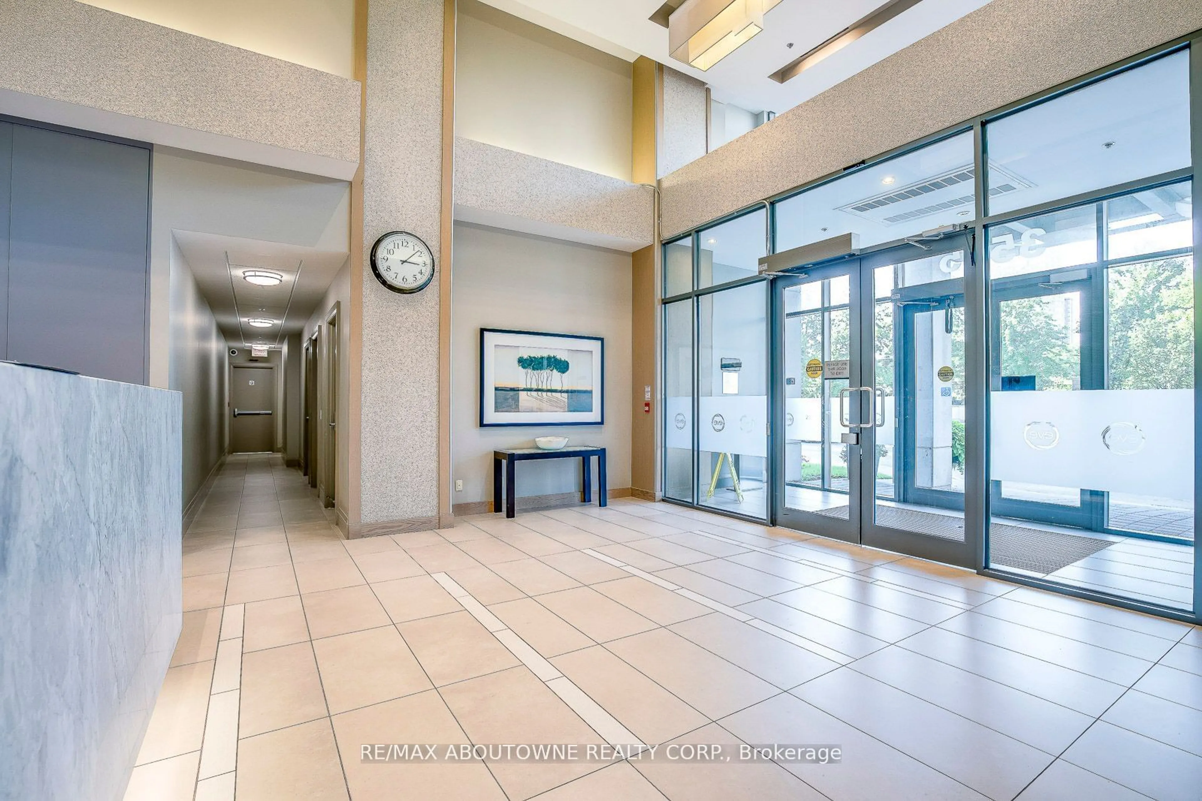 Indoor foyer for 3515 Kariya Dr #2201, Mississauga Ontario L5B 0C1