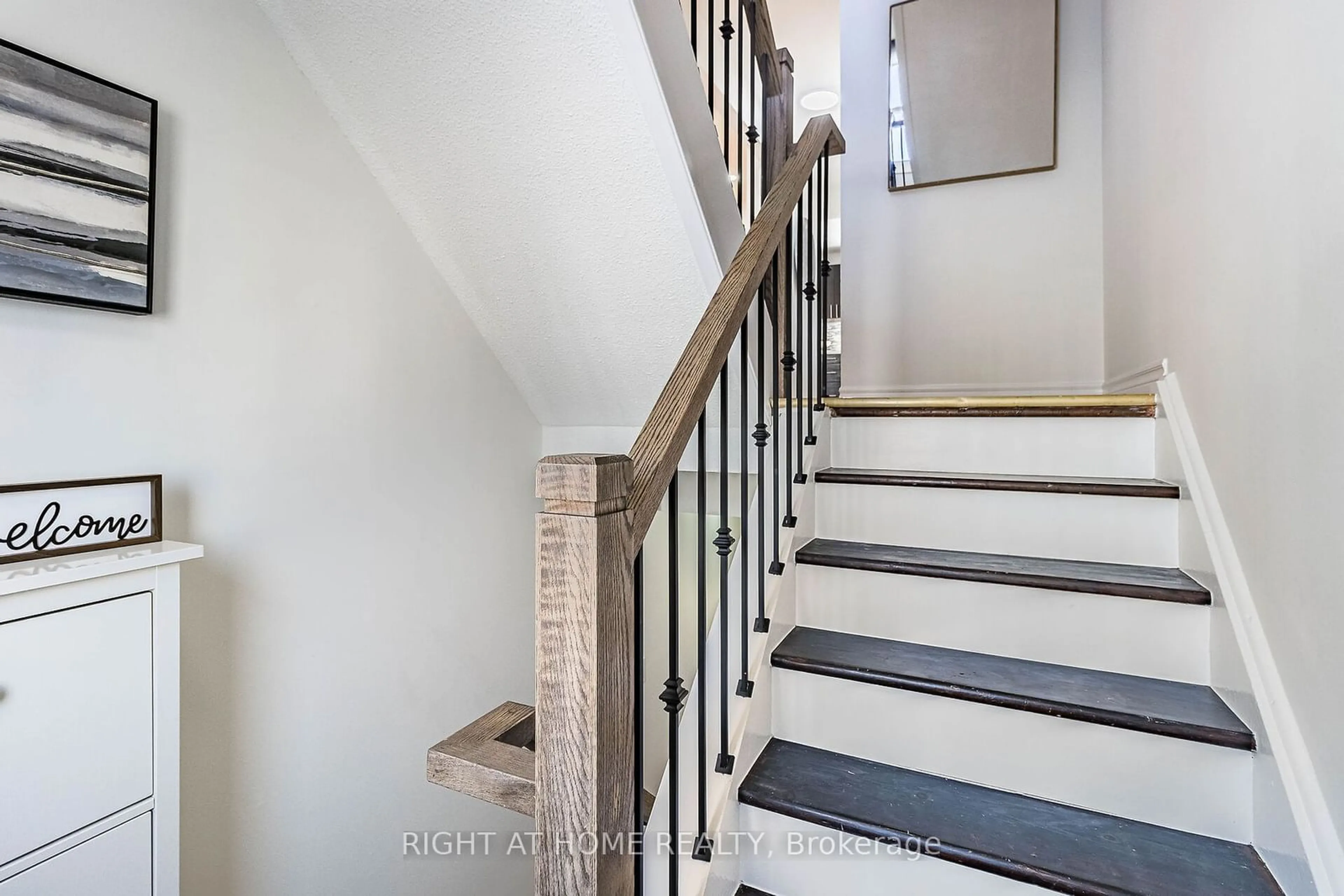 Stairs for 5878 Montevideo Rd #28, Mississauga Ontario L5N 2V5