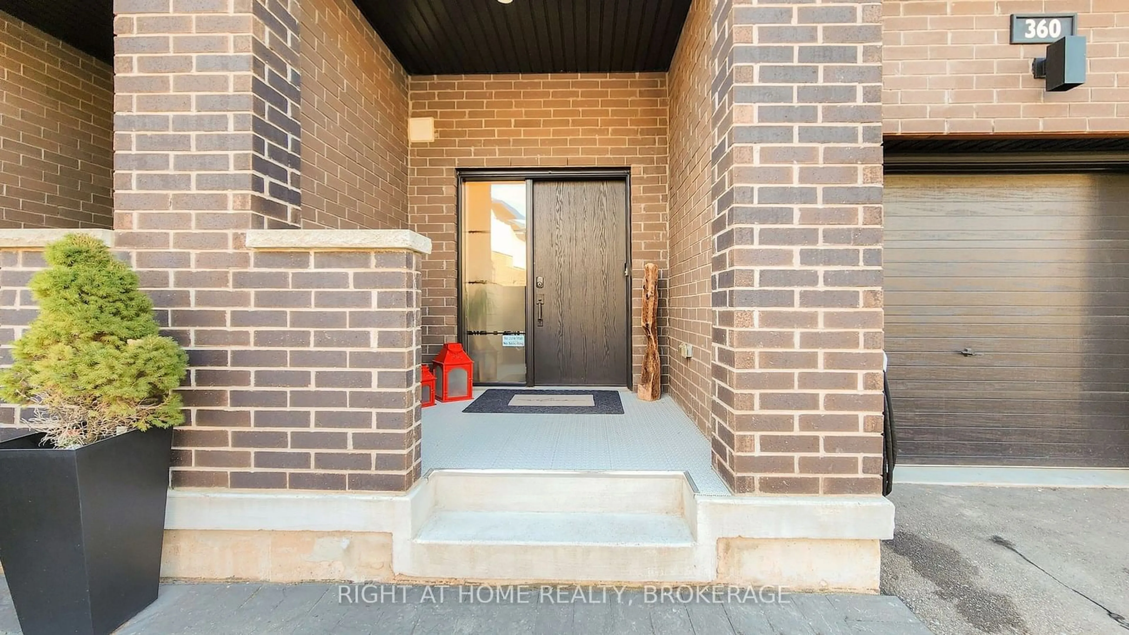 Indoor entryway for 360 Athabasca Common, Oakville Ontario L6H 0R5