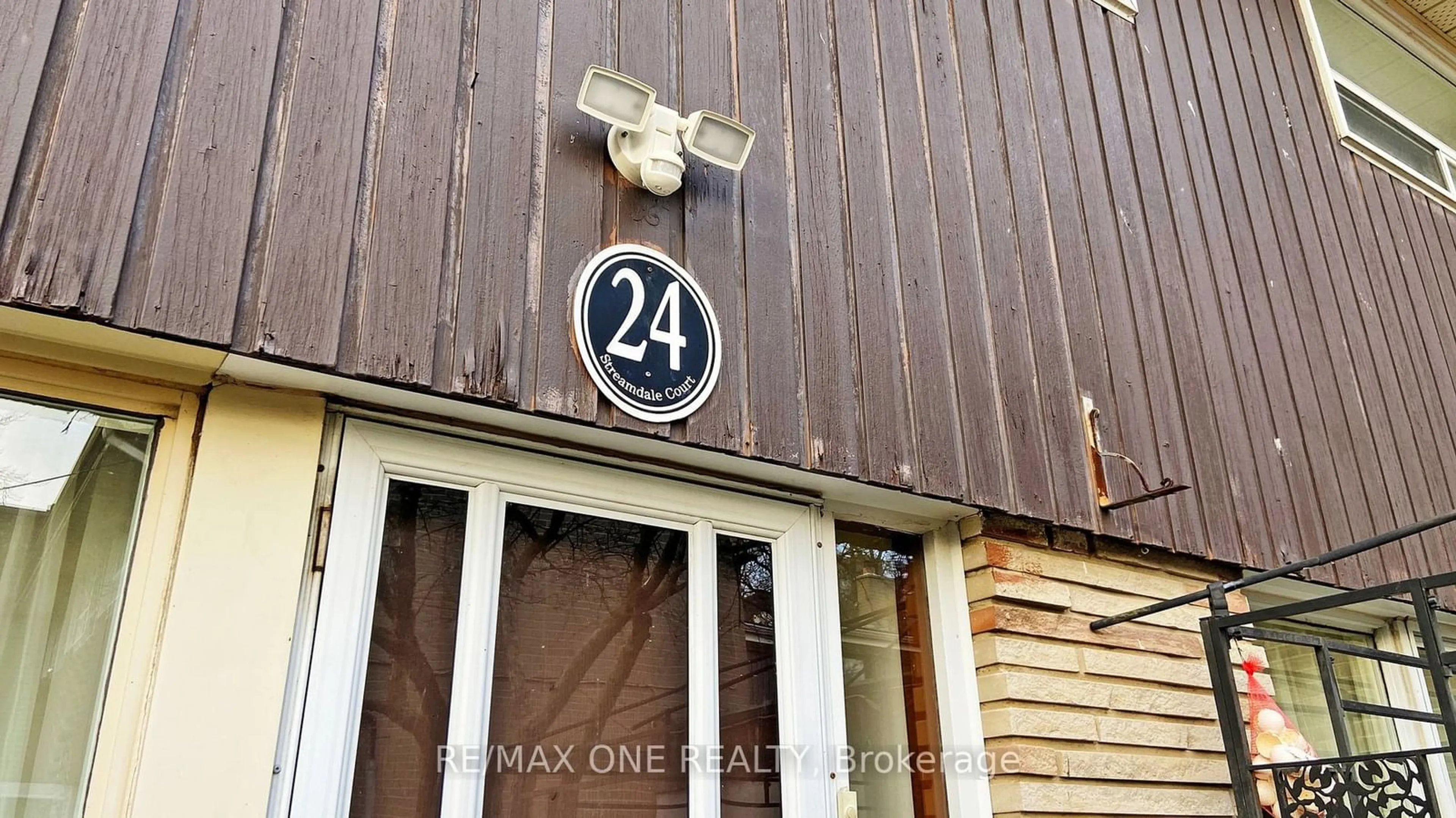 Indoor entryway for 24 Streamdale Crt, Toronto Ontario M3M 3J7