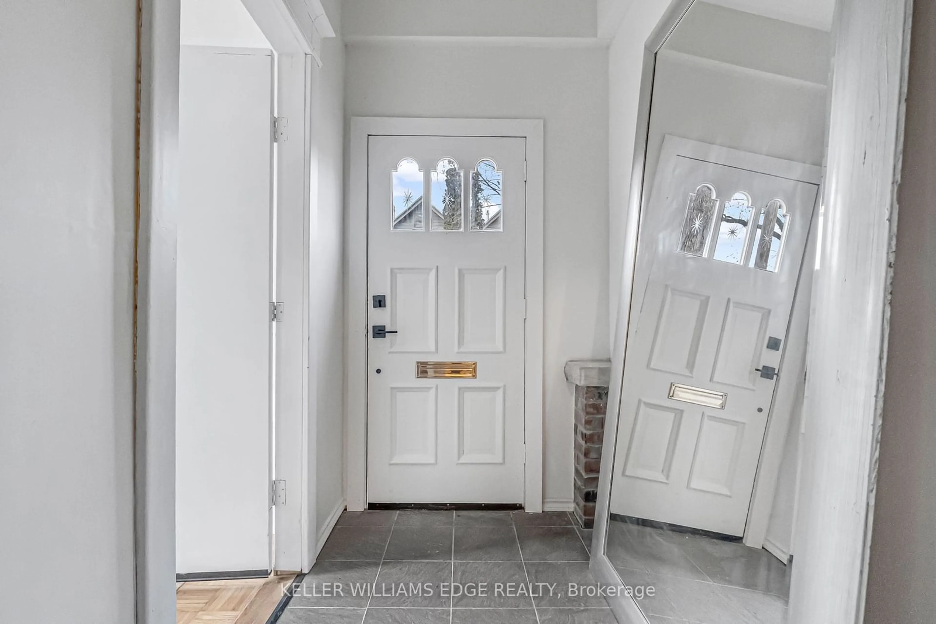 Indoor entryway for 187 Fern Ave, Toronto Ontario M6R 1K2