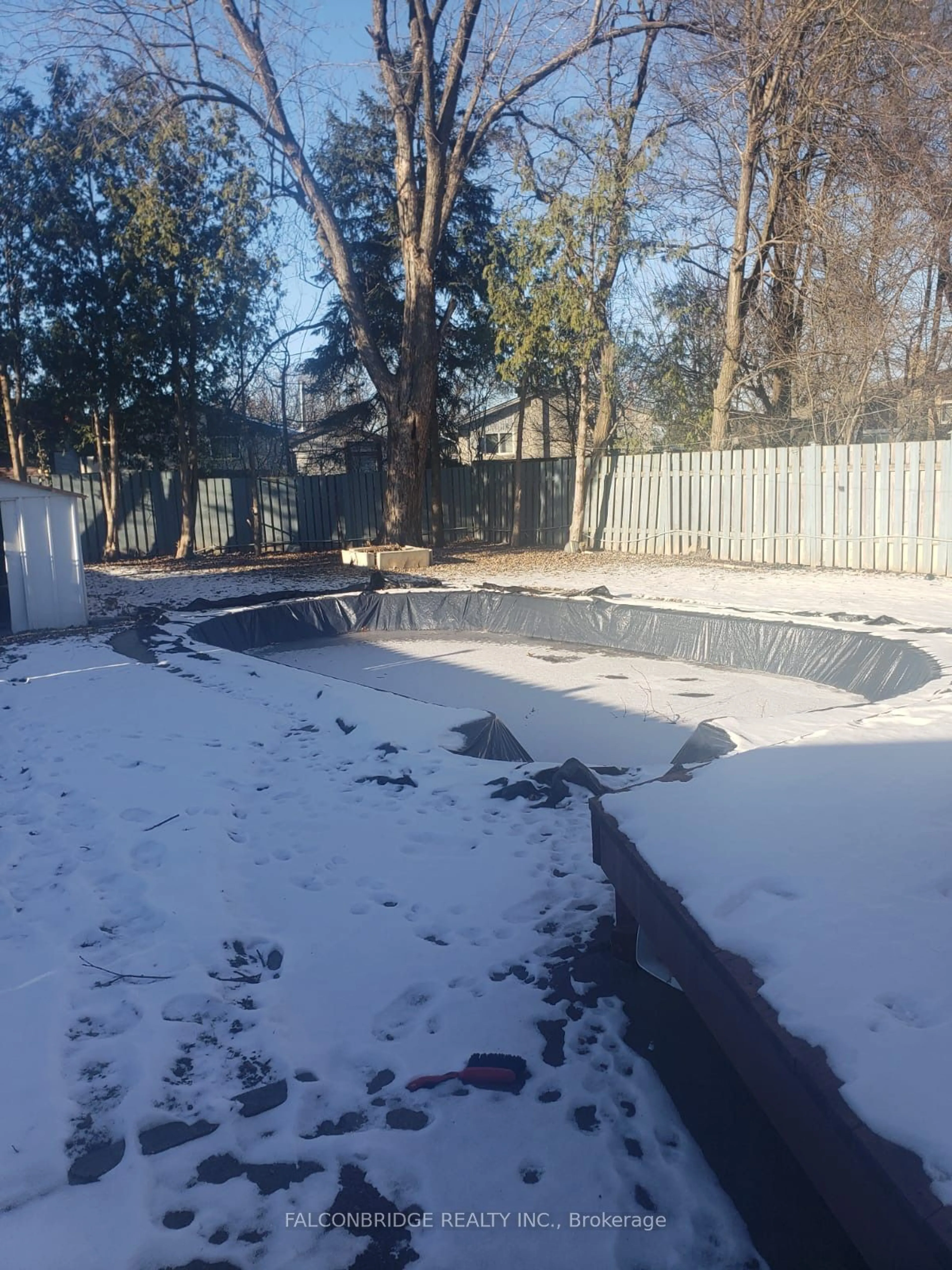 Pool for 26 FLOWERTOWN Ave, Brampton Ontario L6X 2K2