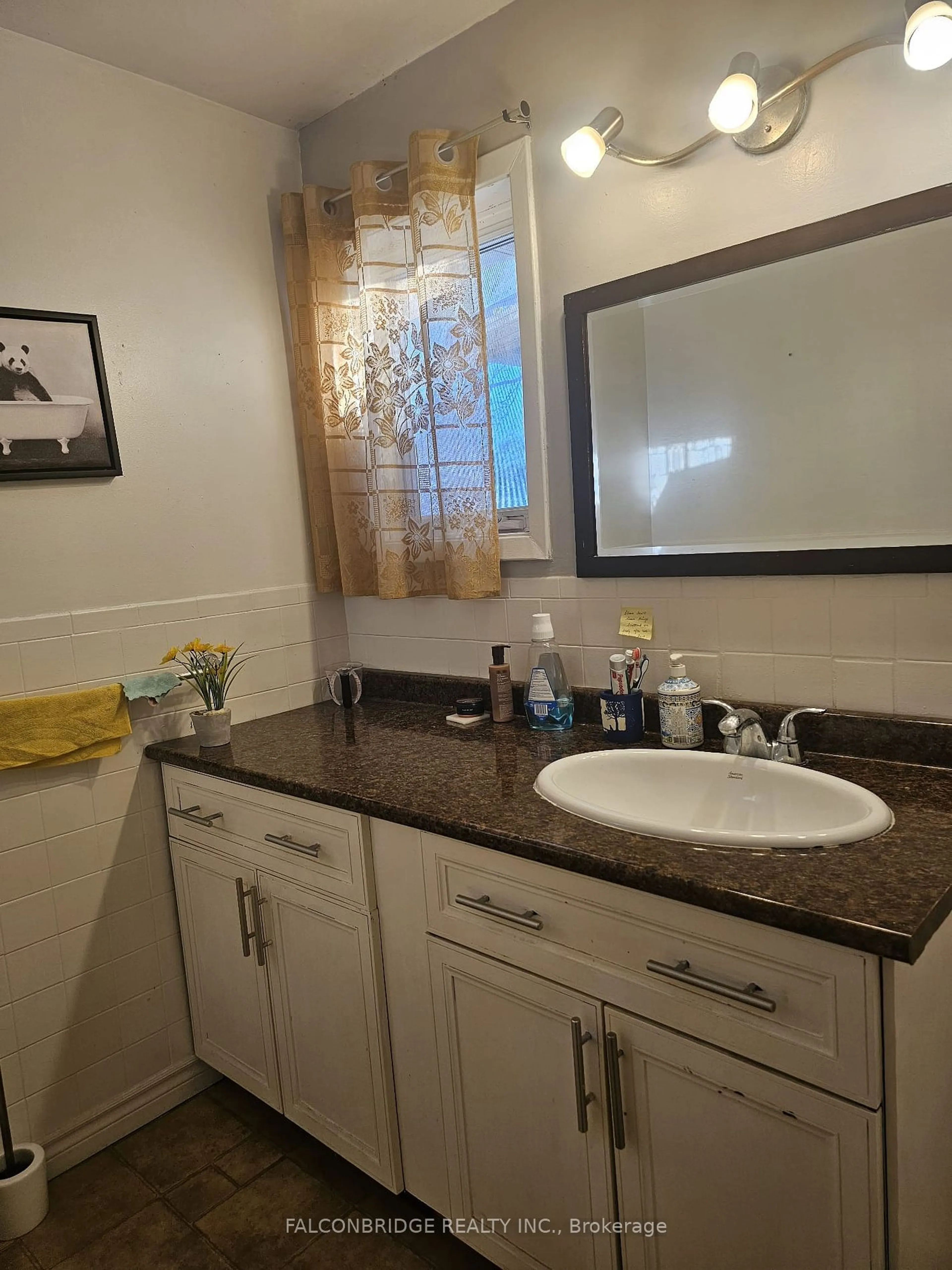 Standard bathroom, ceramic/tile floor for 26 FLOWERTOWN Ave, Brampton Ontario L6X 2K2