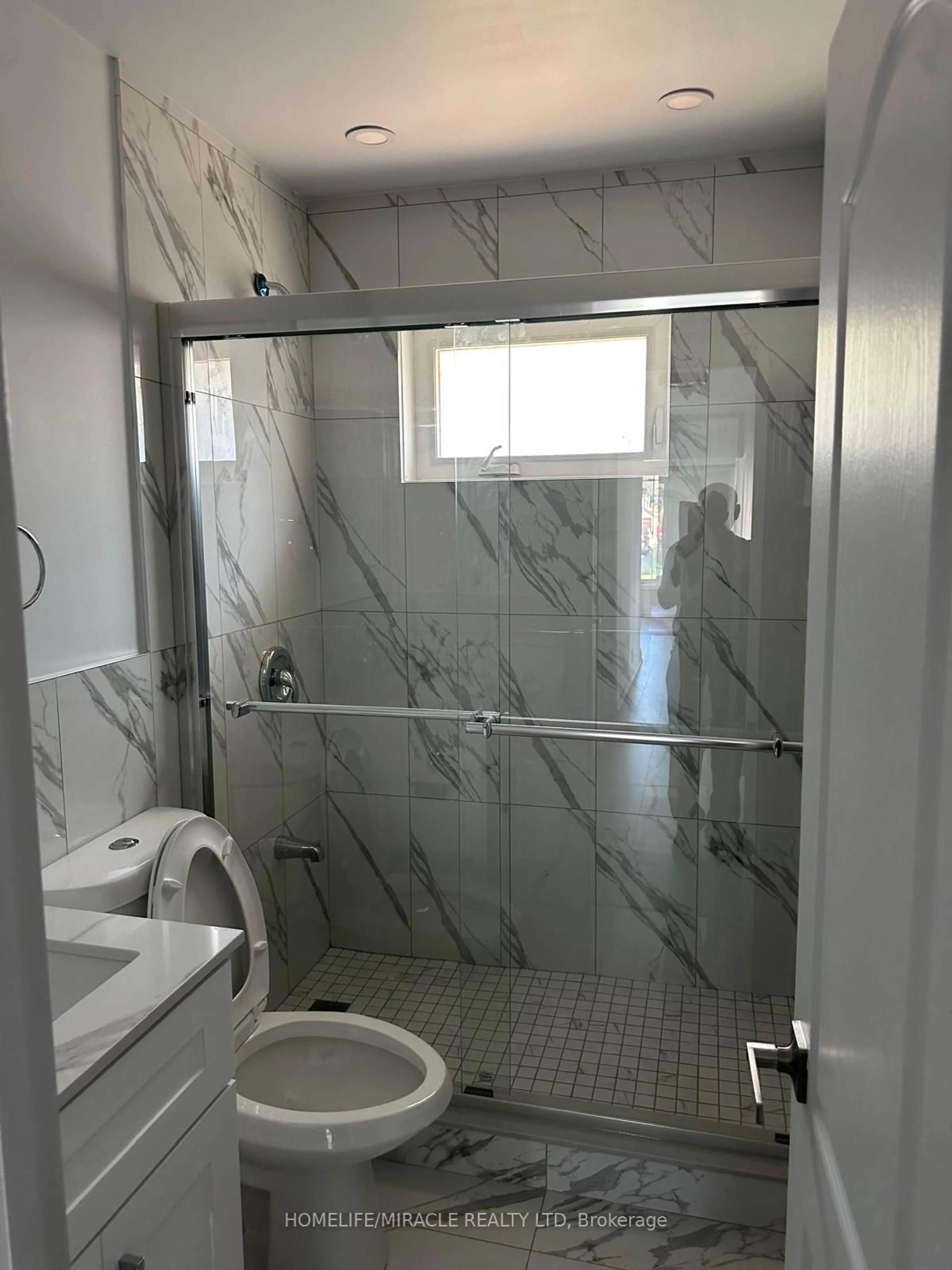Standard bathroom, ceramic/tile floor for 237 Taysham Cres, Toronto Ontario M9V 1X8
