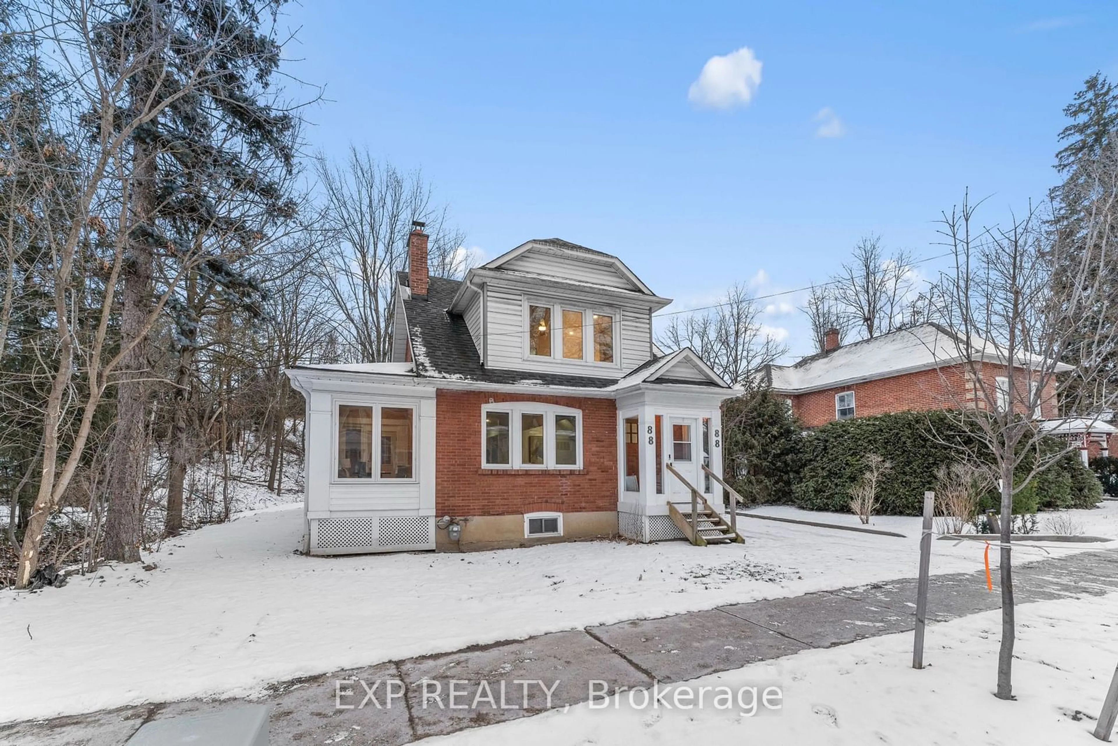 A pic from outside/outdoor area/front of a property/back of a property/a pic from drone, street for 88 King St, Caledon Ontario L7E 1A2