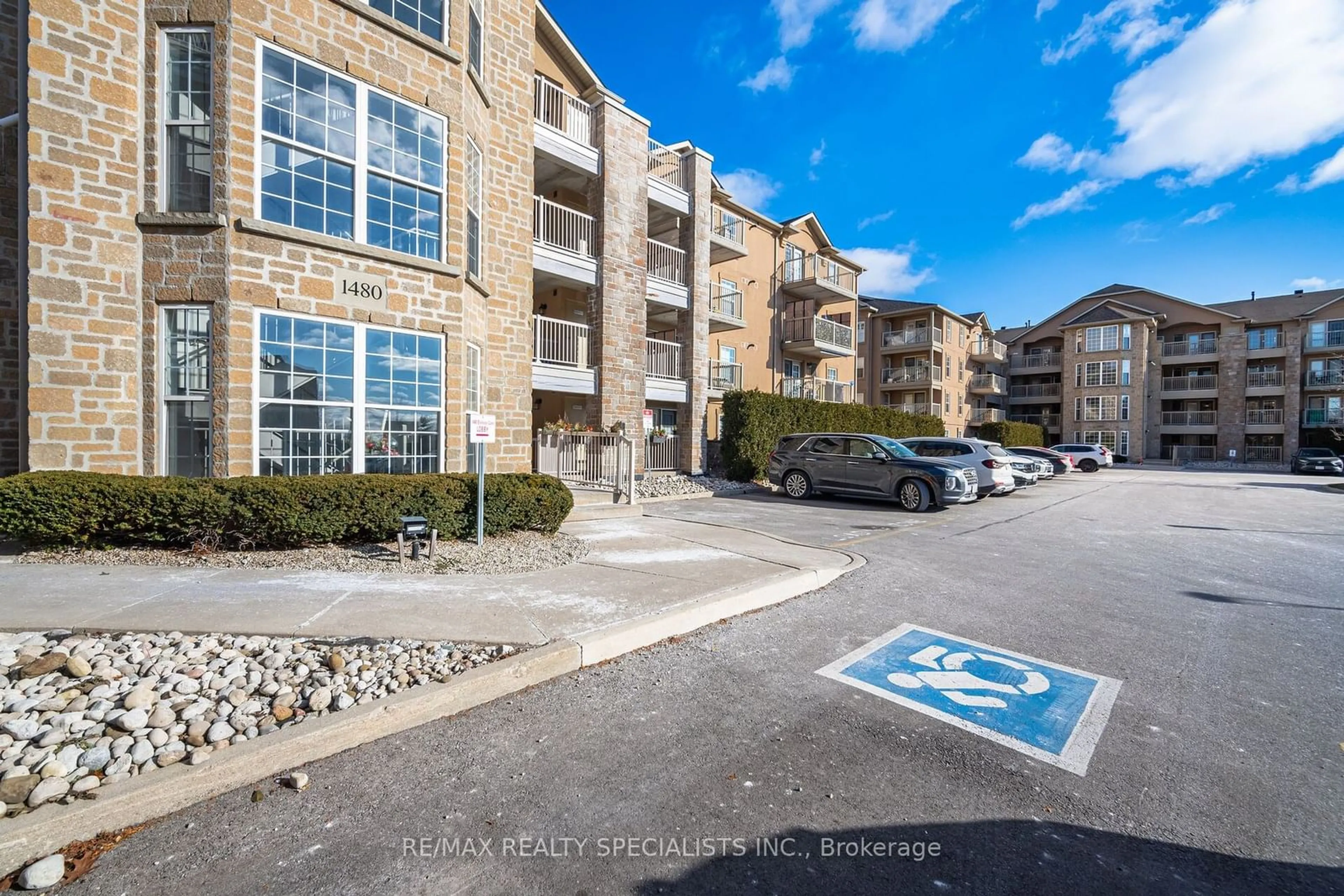 A pic from outside/outdoor area/front of a property/back of a property/a pic from drone, unknown for 1480 Bishops Gate #211, Oakville Ontario L6M 4N4