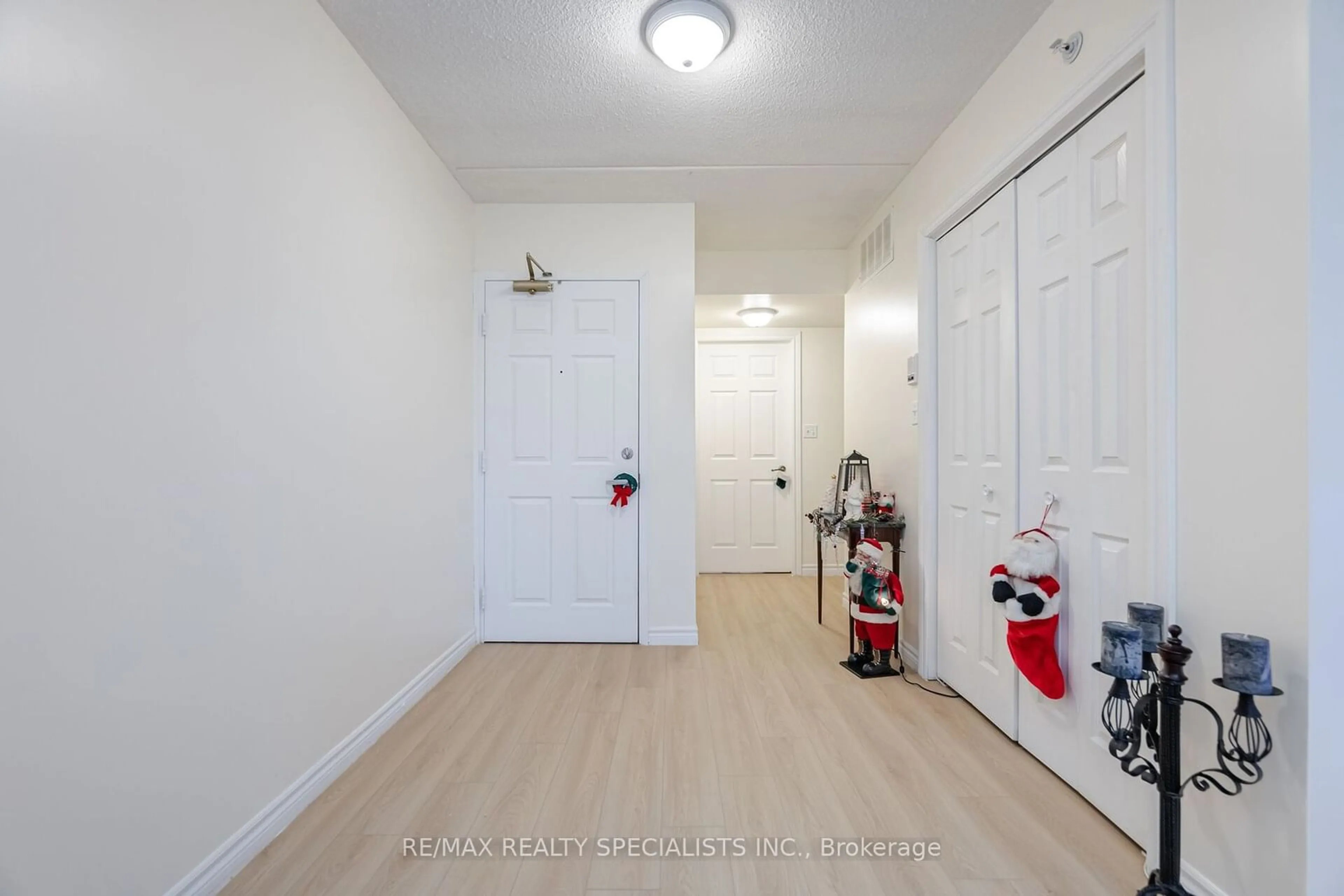 Indoor entryway for 1480 Bishops Gate #211, Oakville Ontario L6M 4N4