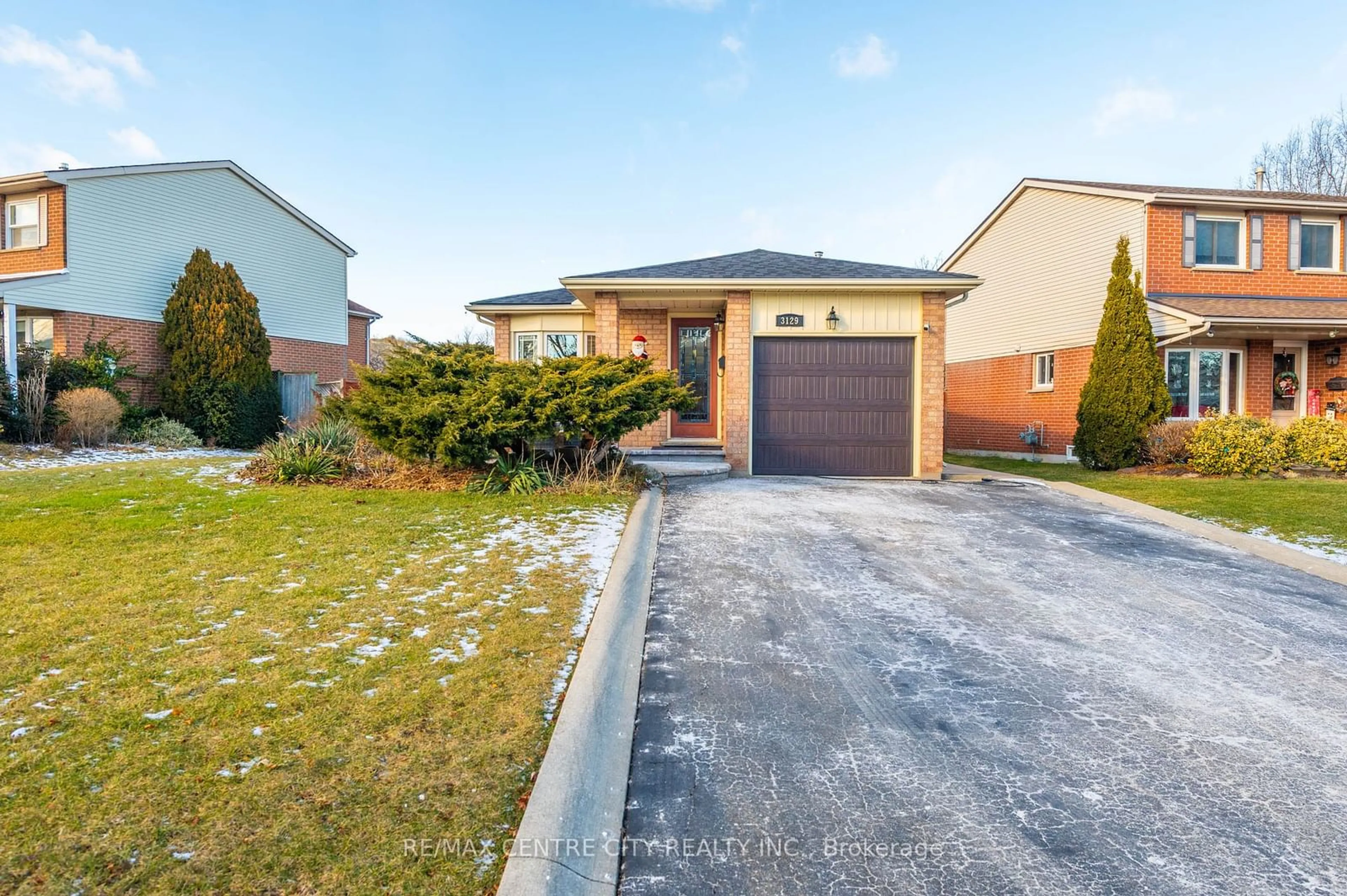 Home with brick exterior material, street for 3129 Sandcliffe Crt, Burlington Ontario L7M 3G9