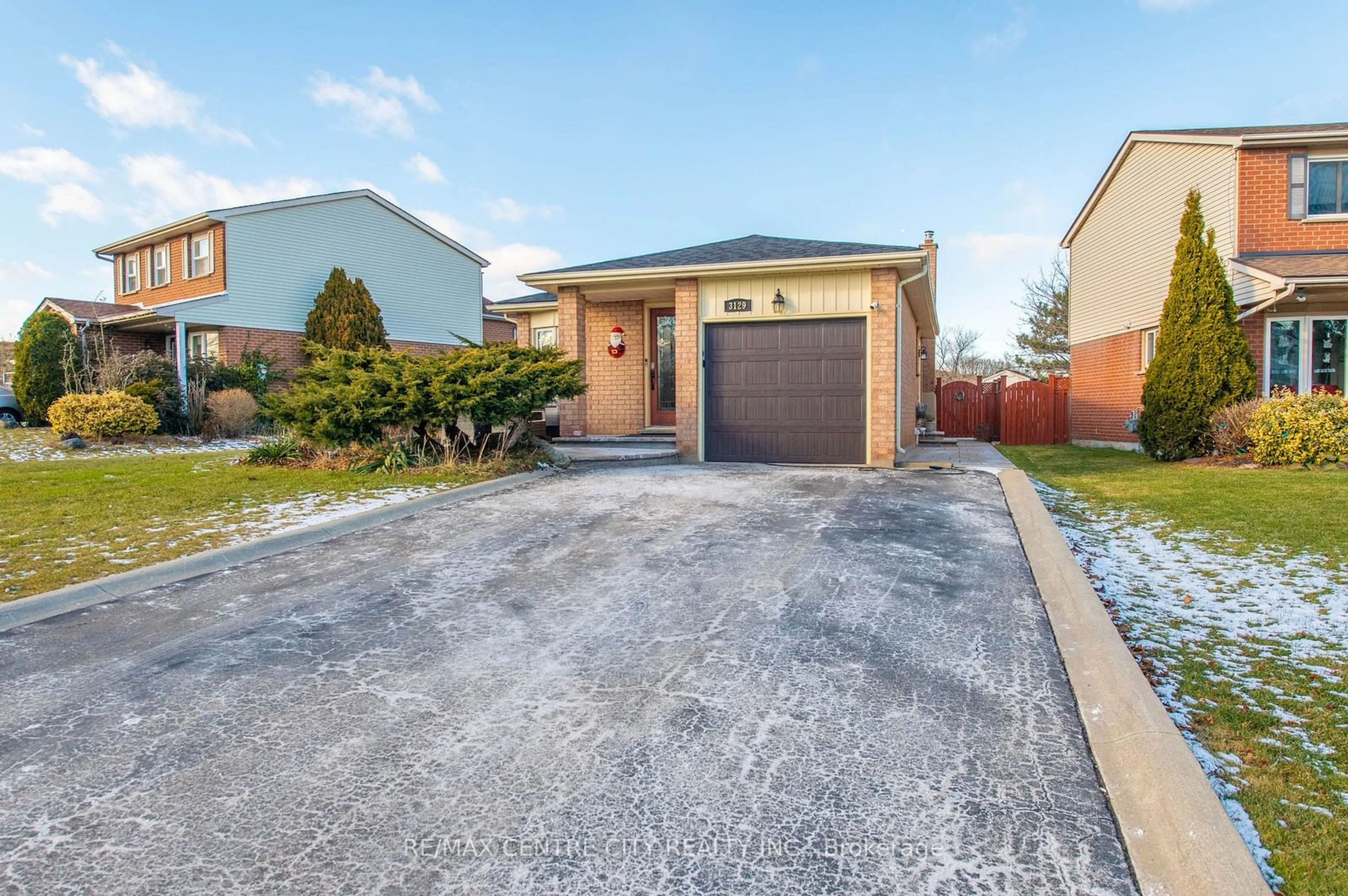 A pic from outside/outdoor area/front of a property/back of a property/a pic from drone, street for 3129 Sandcliffe Crt, Burlington Ontario L7M 3G9