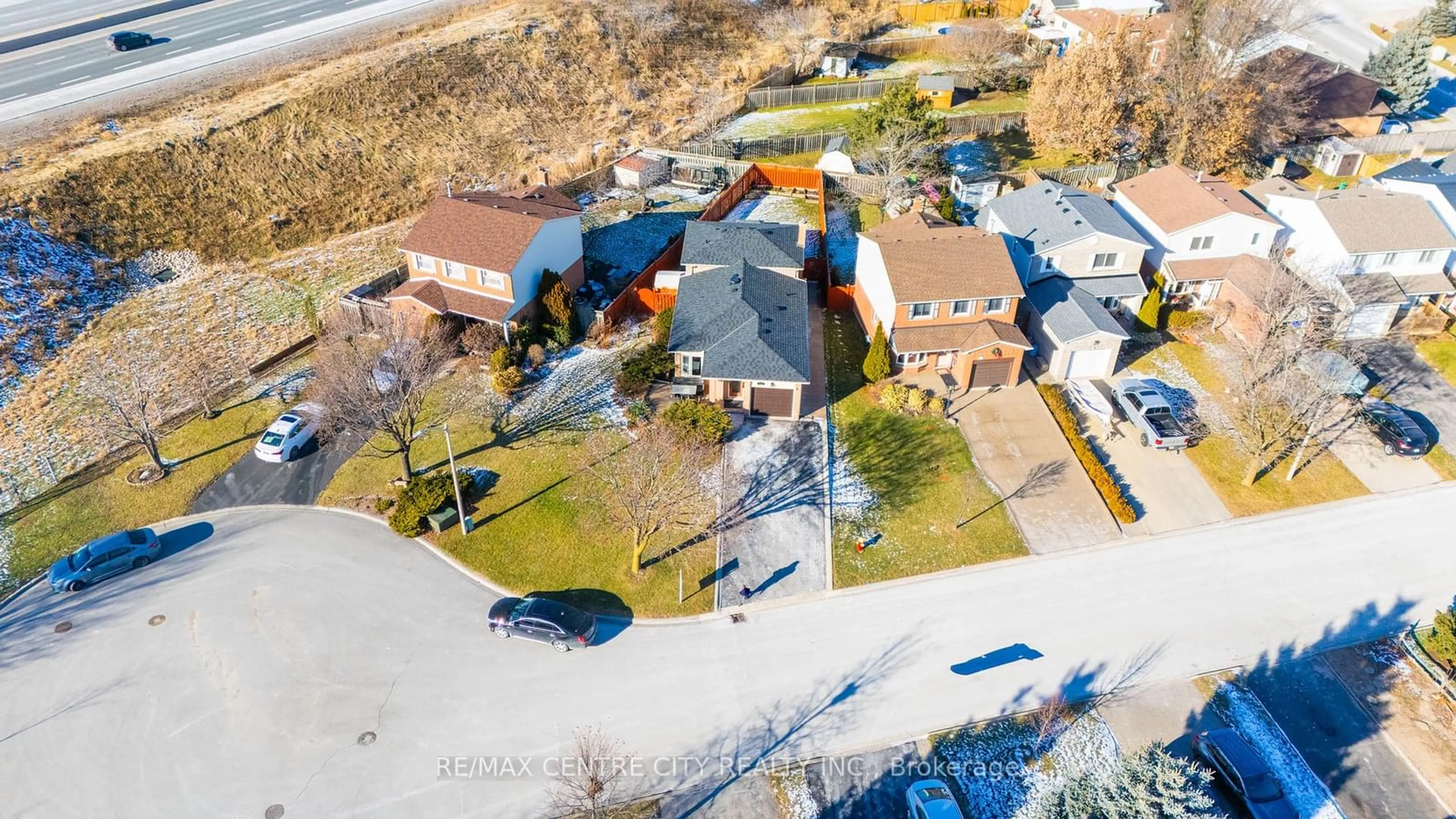 A pic from outside/outdoor area/front of a property/back of a property/a pic from drone, unknown for 3129 Sandcliffe Crt, Burlington Ontario L7M 3G9