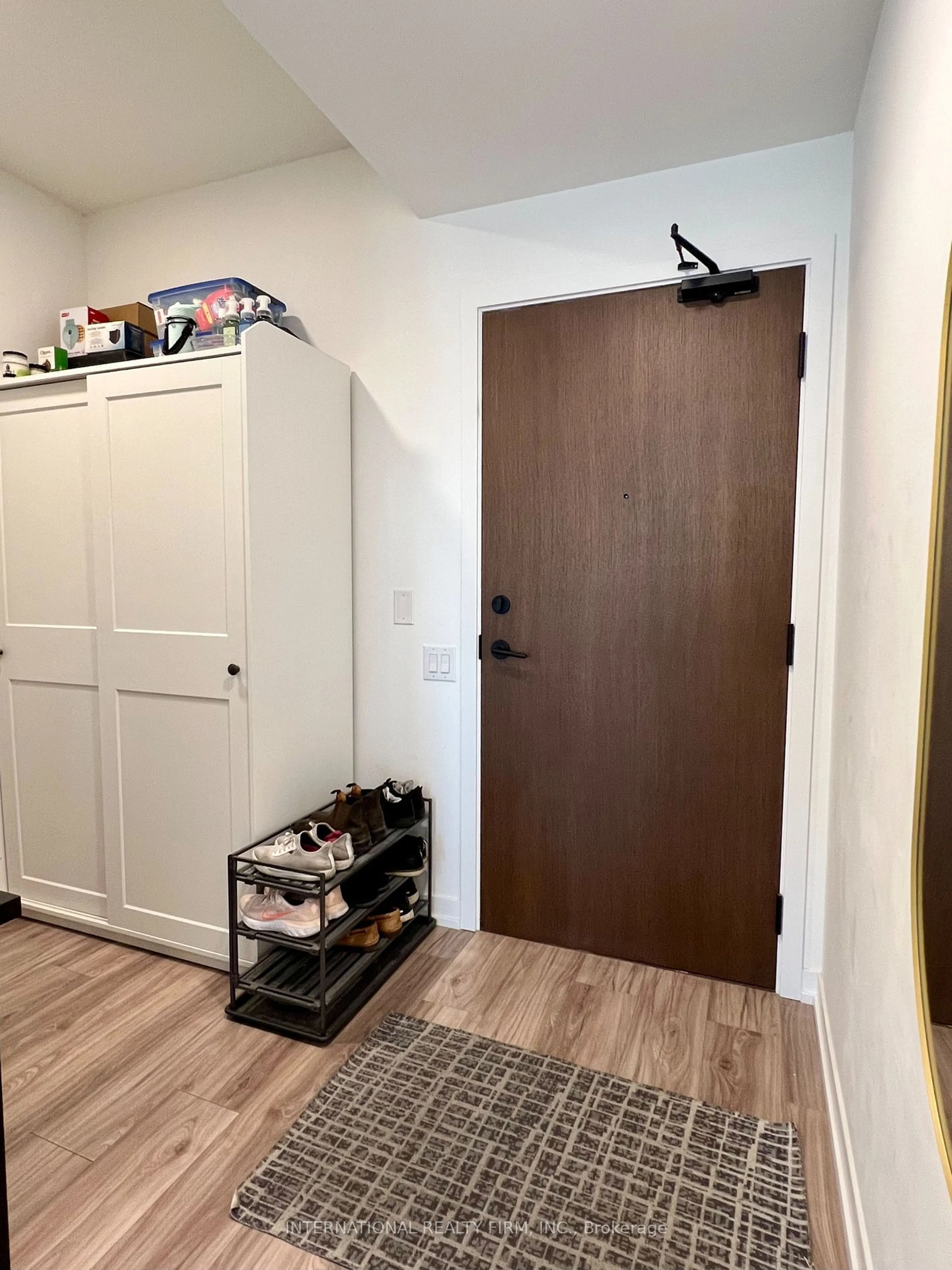 Indoor entryway for 4065 Confederation Pkwy #2605, Mississauga Ontario L5B 0L4