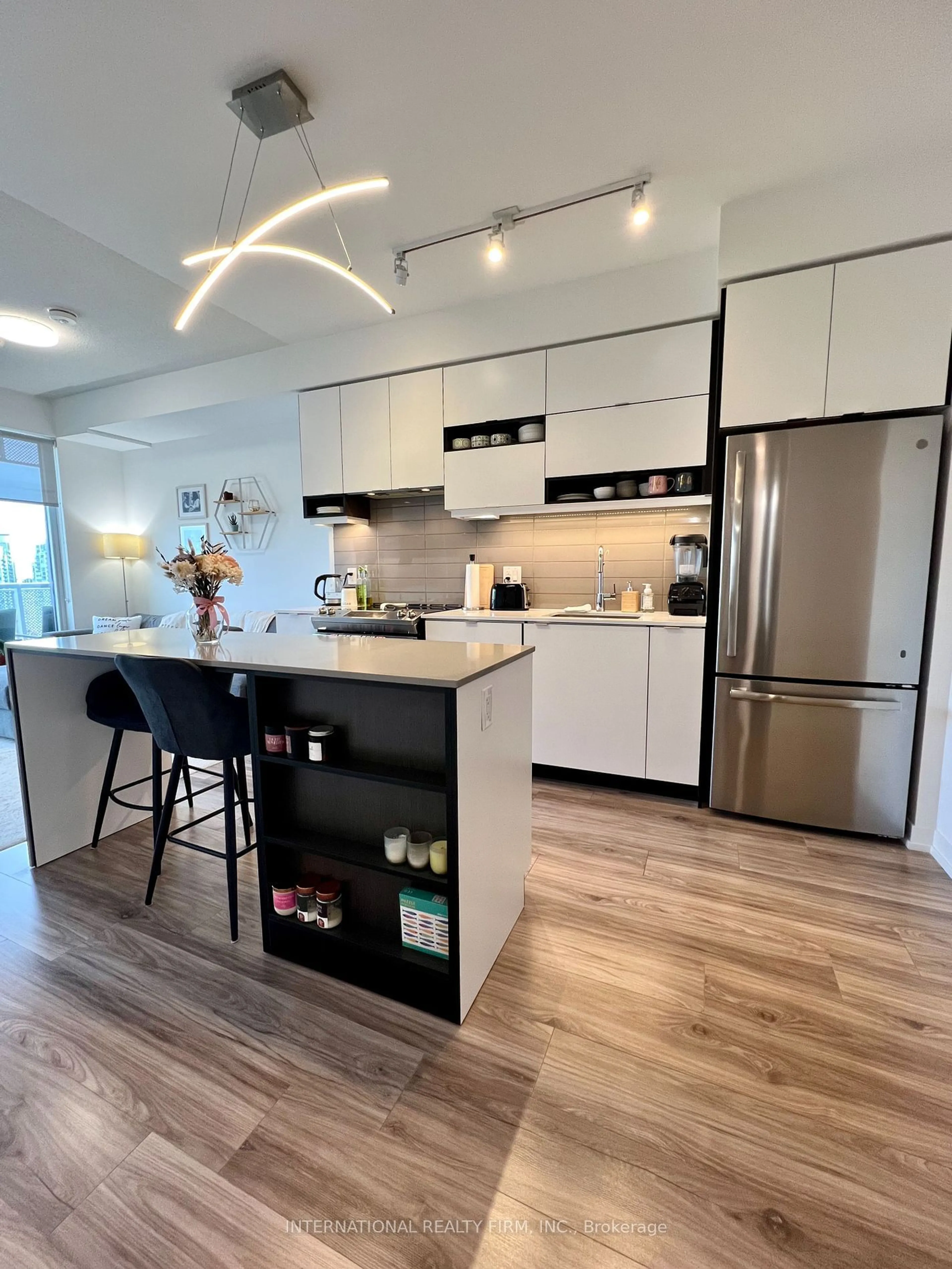 Open concept kitchen, unknown for 4065 Confederation Pkwy #2605, Mississauga Ontario L5B 0L4