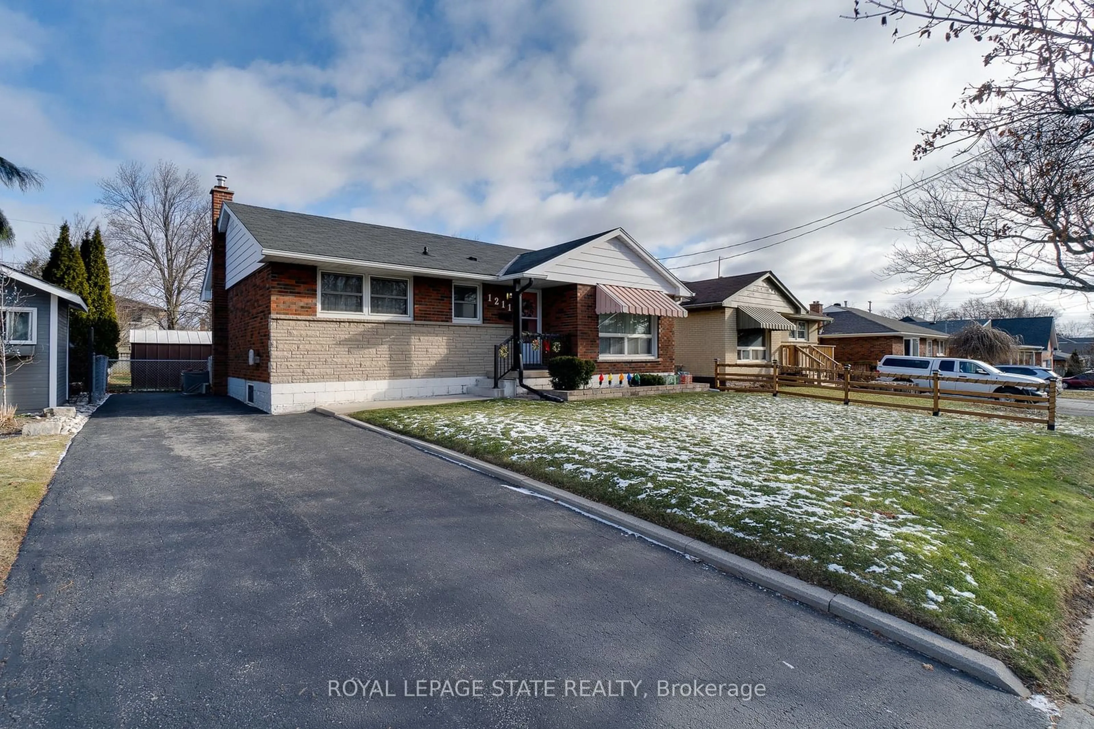 A pic from outside/outdoor area/front of a property/back of a property/a pic from drone, street for 1211 Homewood Dr, Burlington Ontario L7P 2M5