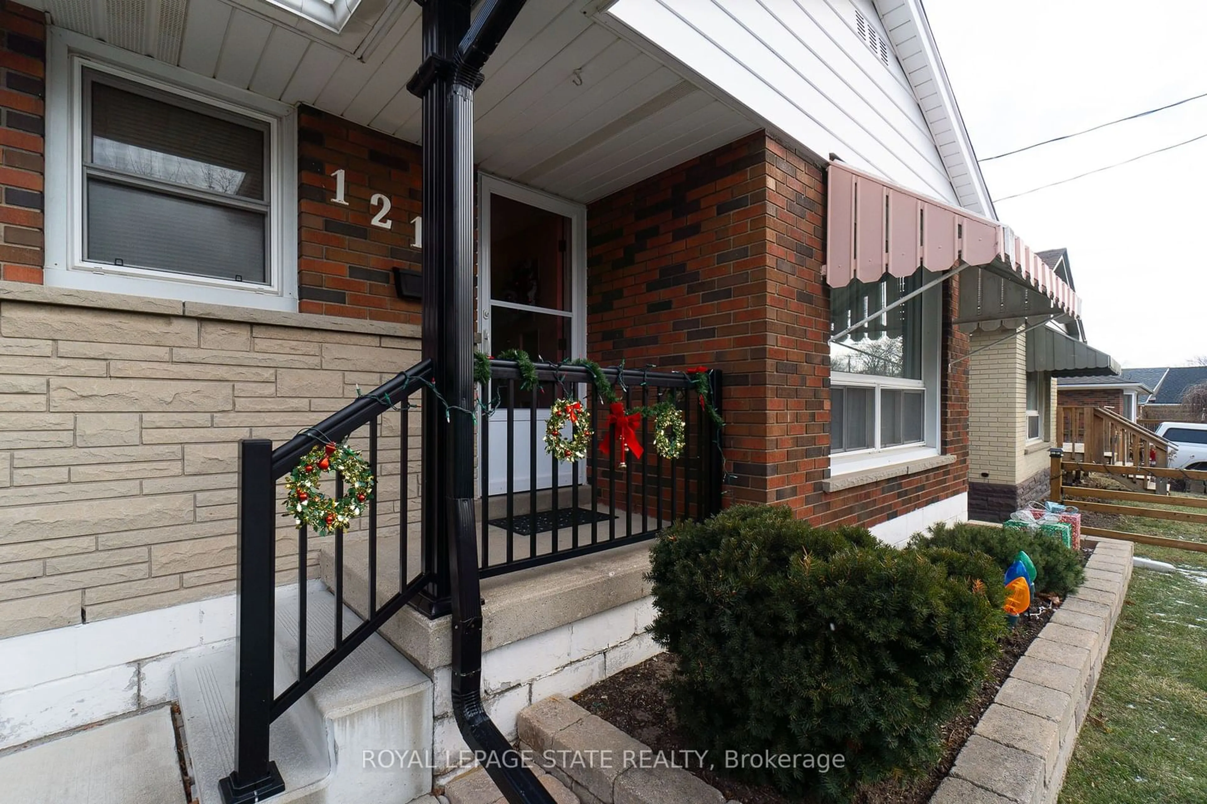 Indoor entryway for 1211 Homewood Dr, Burlington Ontario L7P 2M5