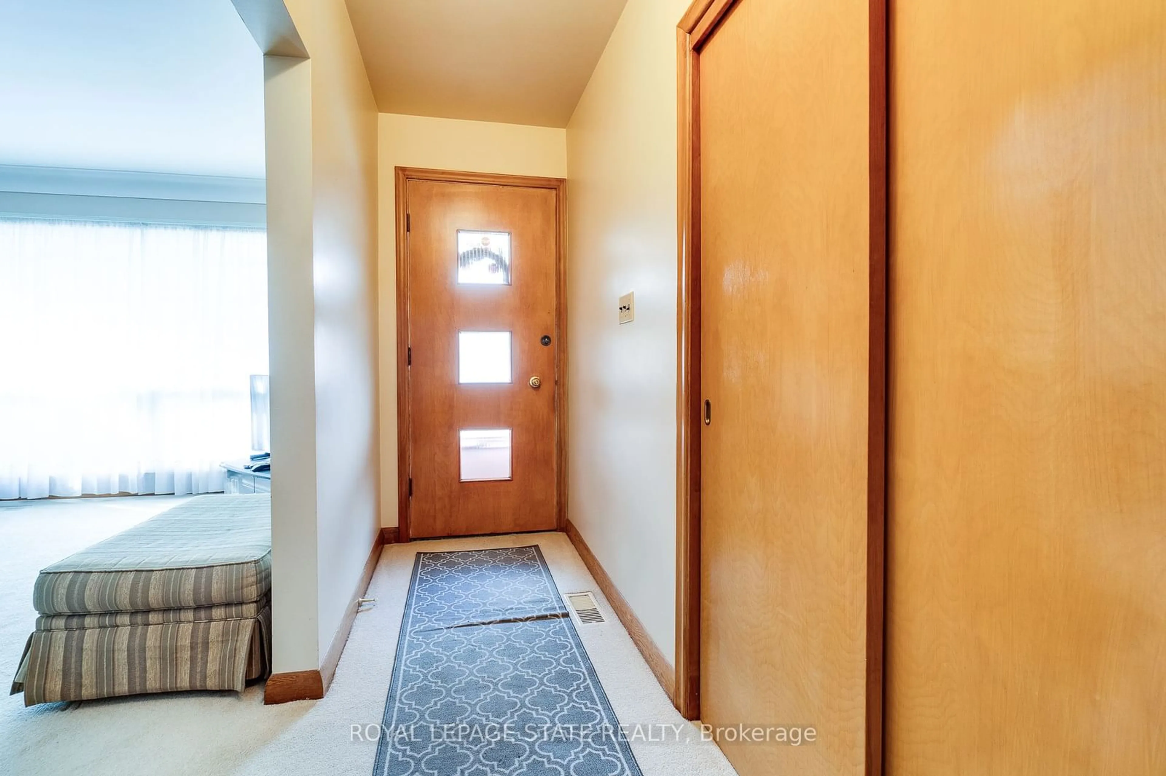 Indoor entryway for 1211 Homewood Dr, Burlington Ontario L7P 2M5