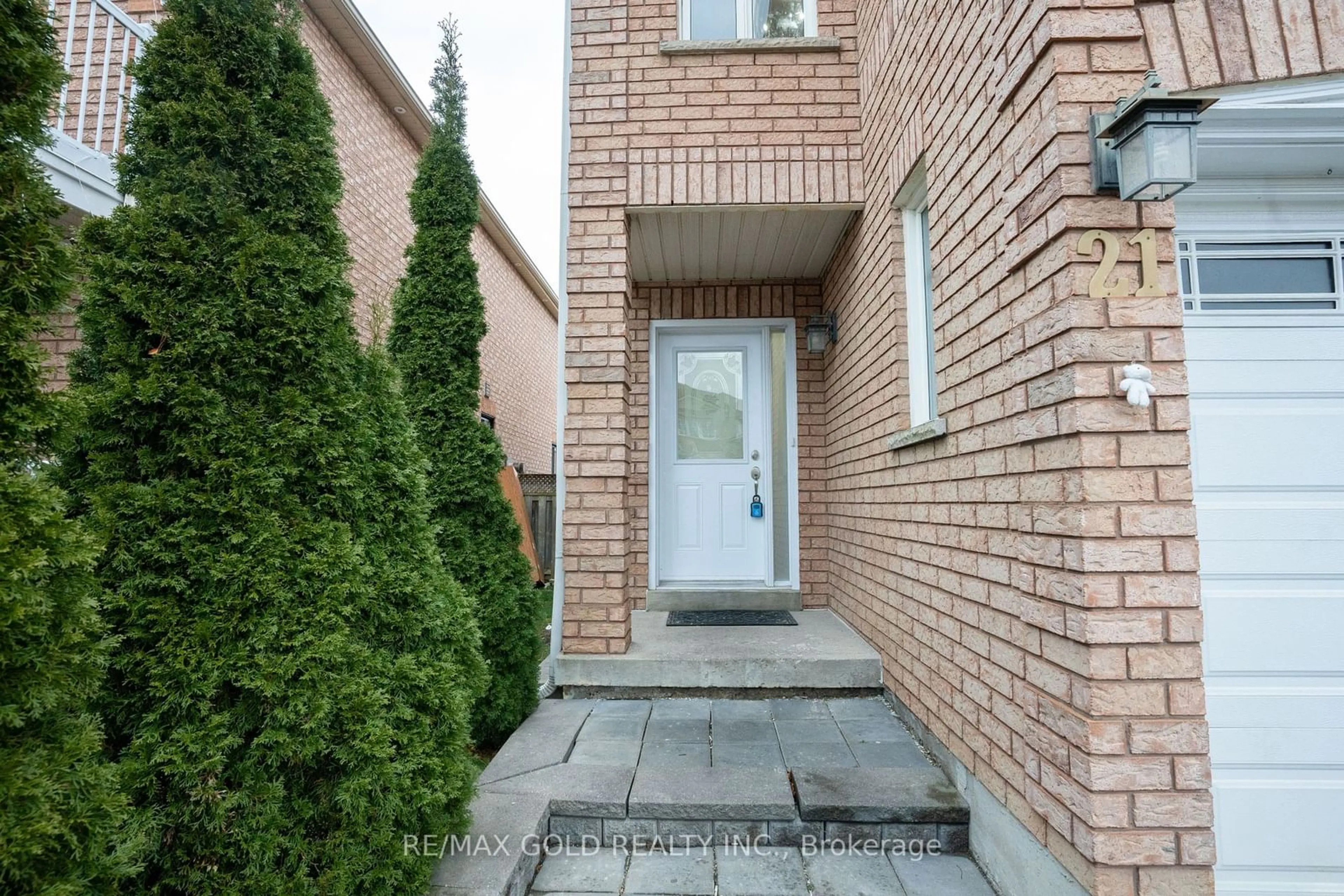 Home with brick exterior material, street for 21 Summerdale Cres, Brampton Ontario L6X 4V8