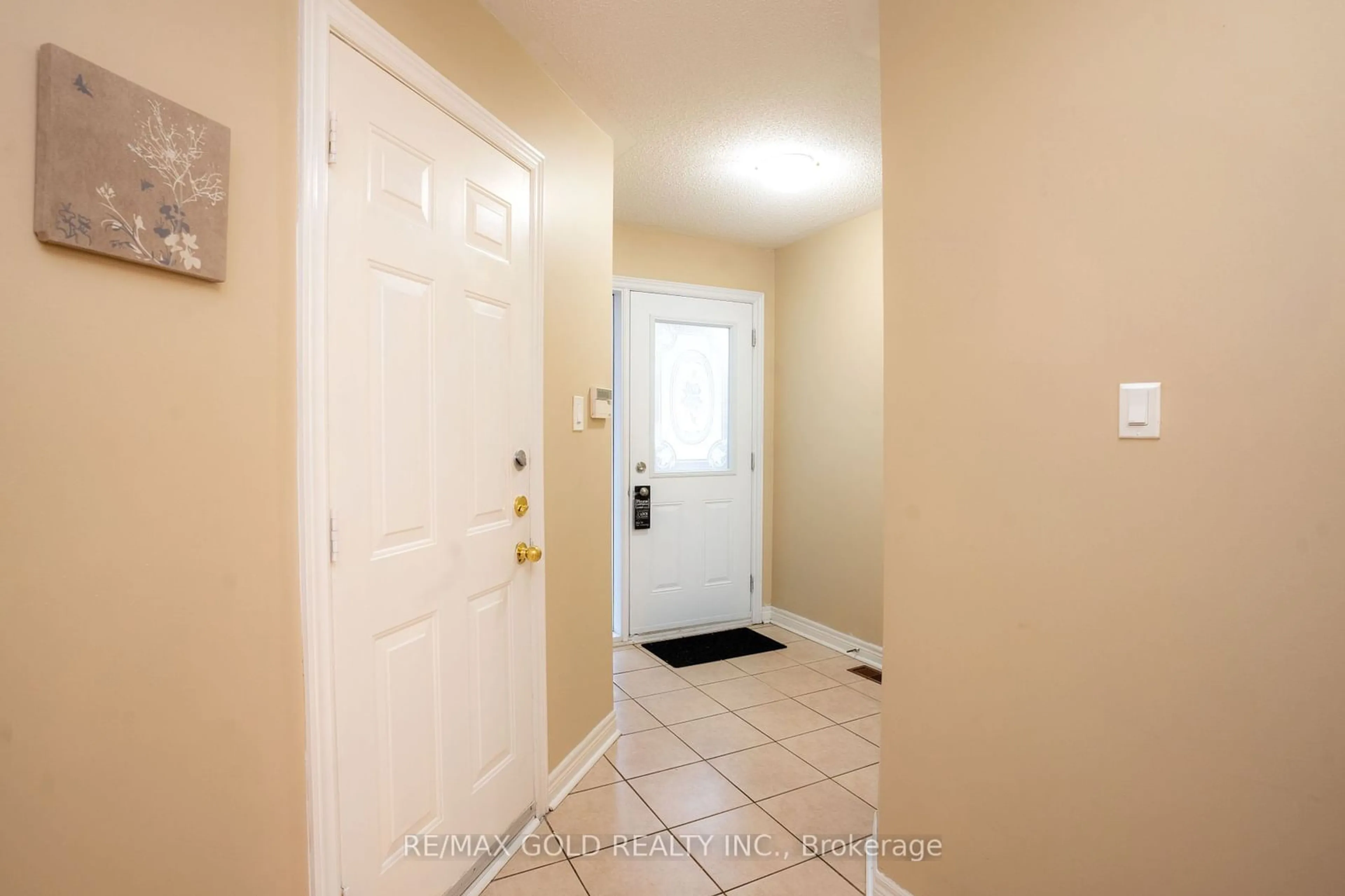 Indoor entryway for 21 Summerdale Cres, Brampton Ontario L6X 4V8