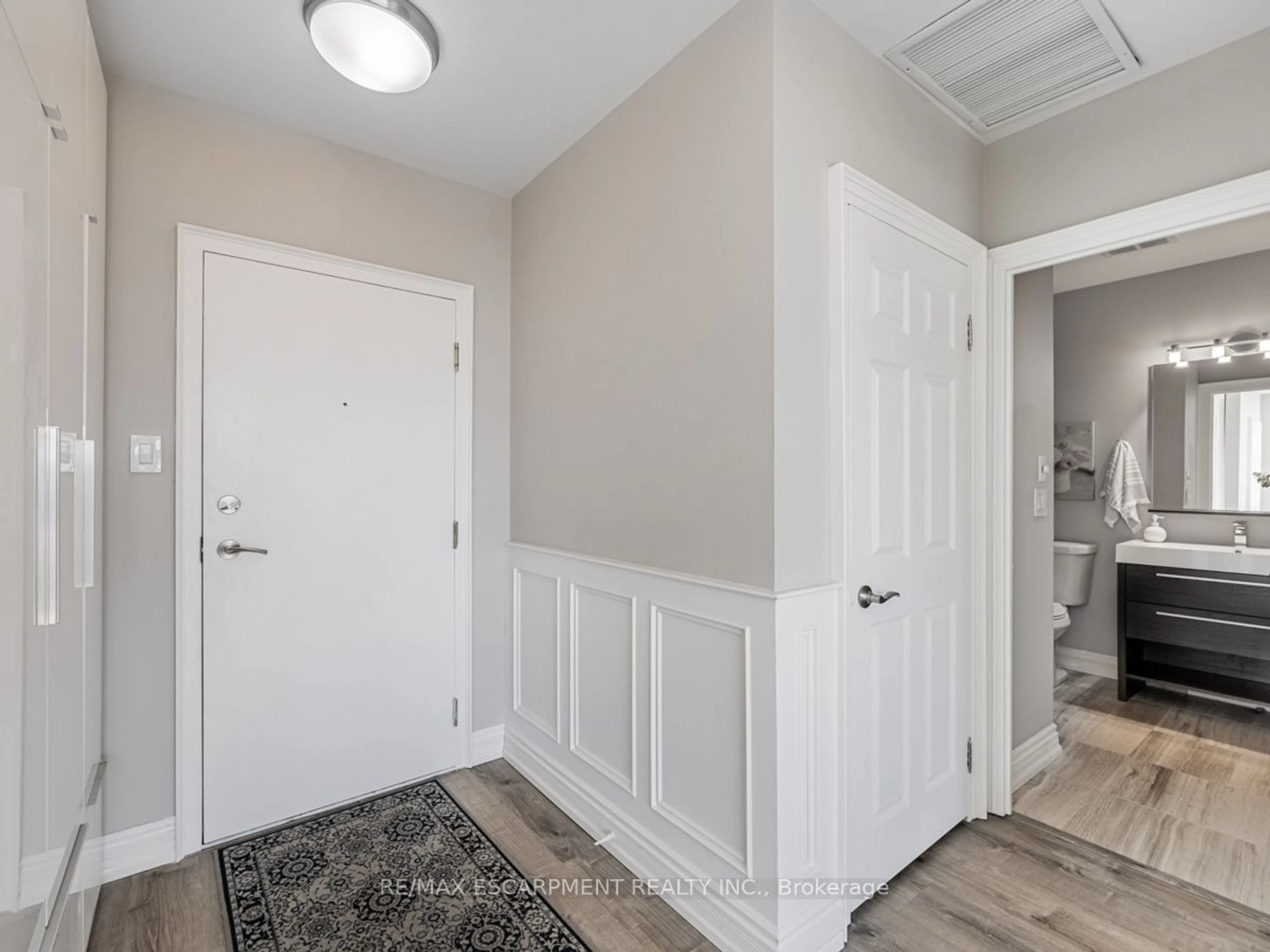 Indoor entryway for 880 DUNDAS St #UPH7, Mississauga Ontario L5C 4H3