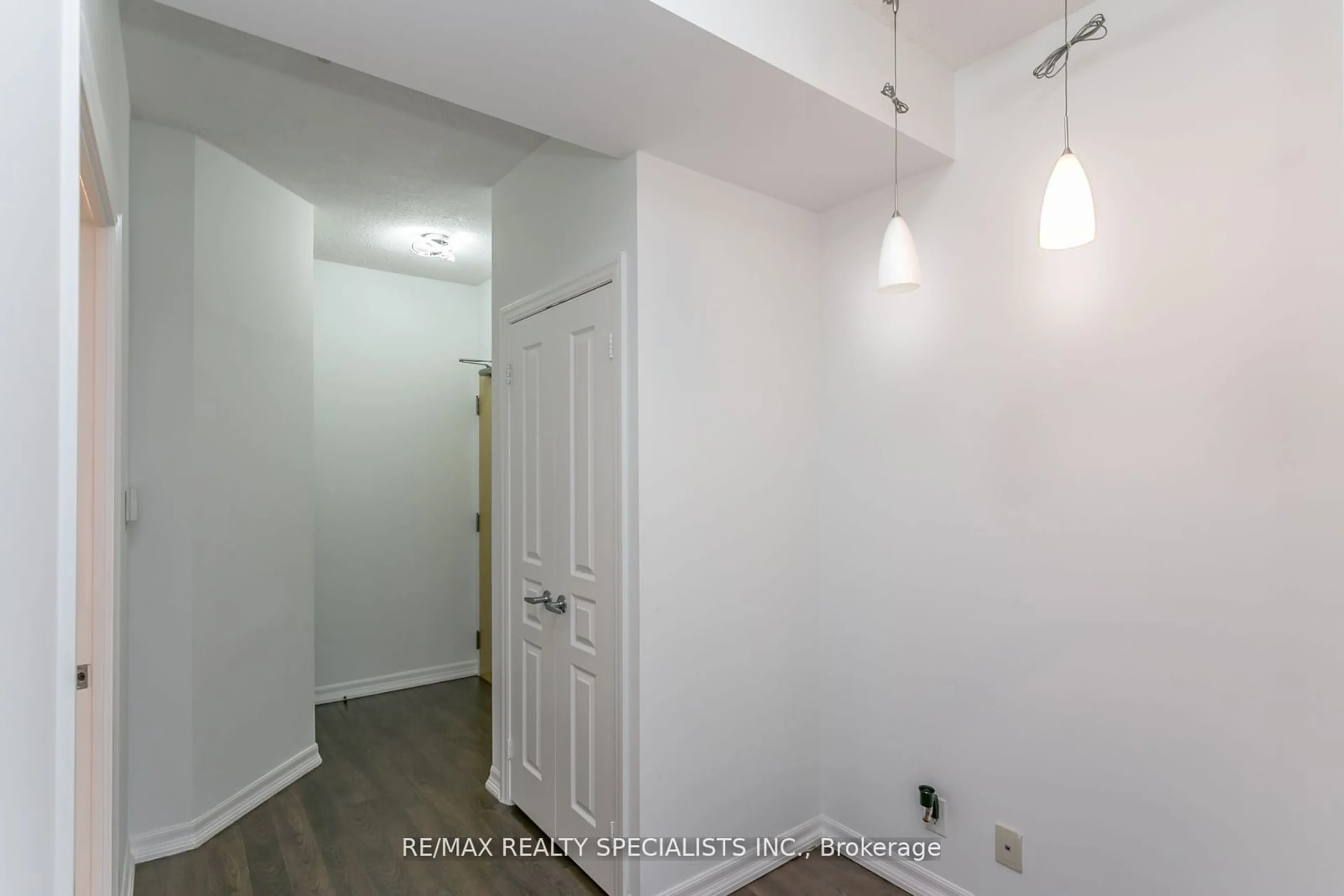 A pic of a room for 220 Burnhamthorpe Rd #1705, Mississauga Ontario L5B 4N4