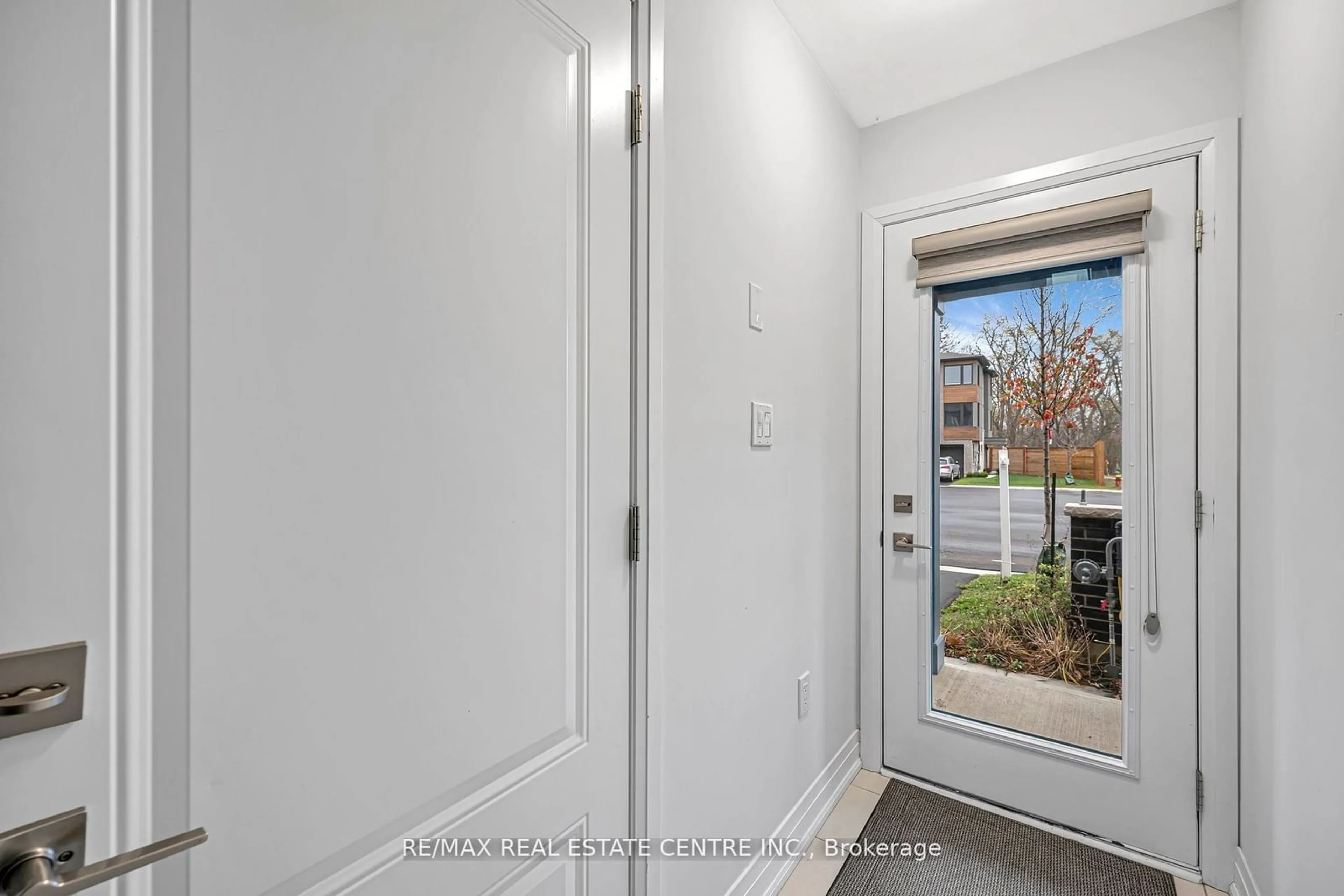 Indoor entryway for 34 Briar Crt, Halton Hills Ontario L7G 0P6