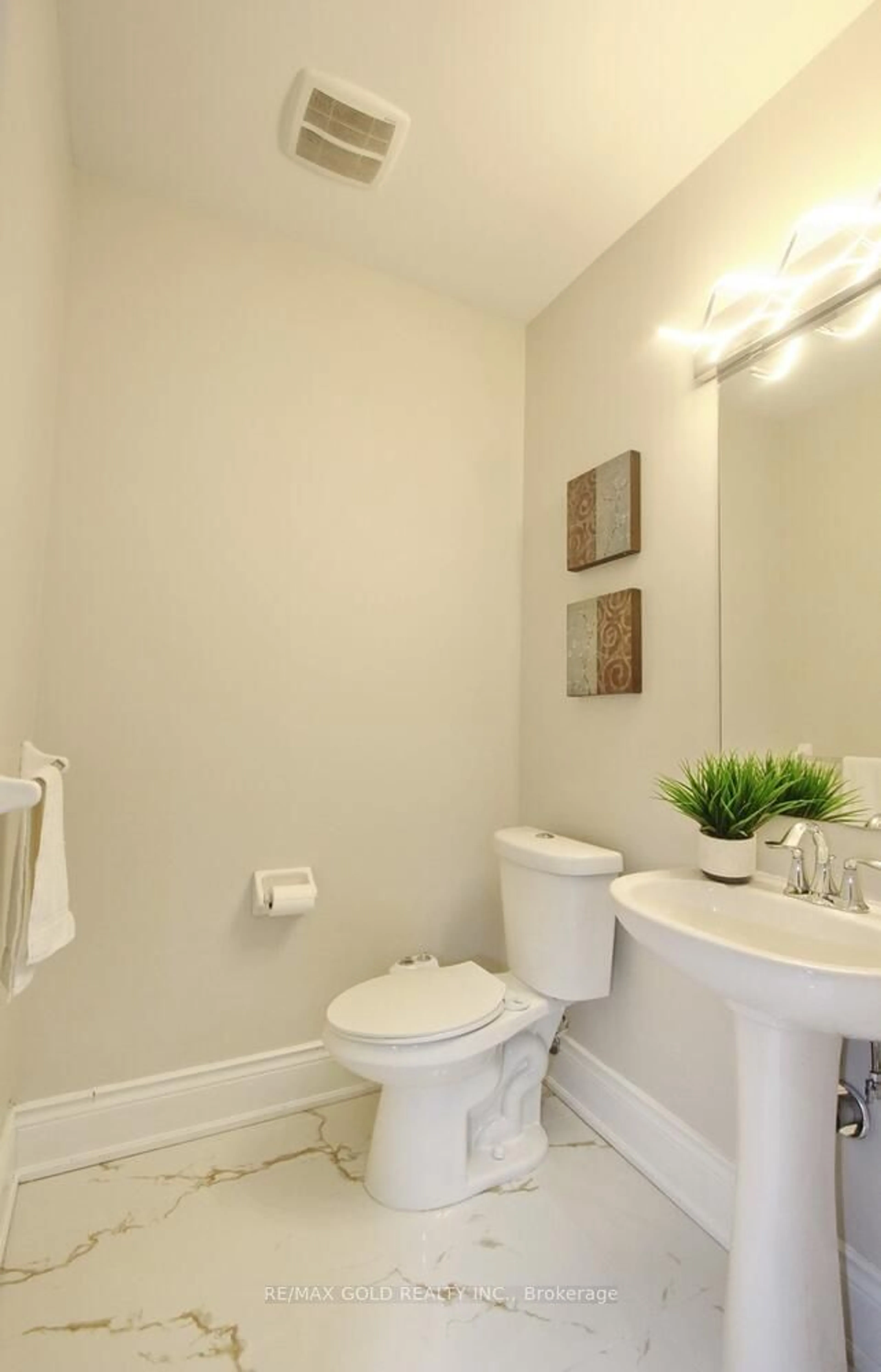 Standard bathroom, ceramic/tile floor for 62 Leparc Rd, Brampton Ontario L6P 2K6