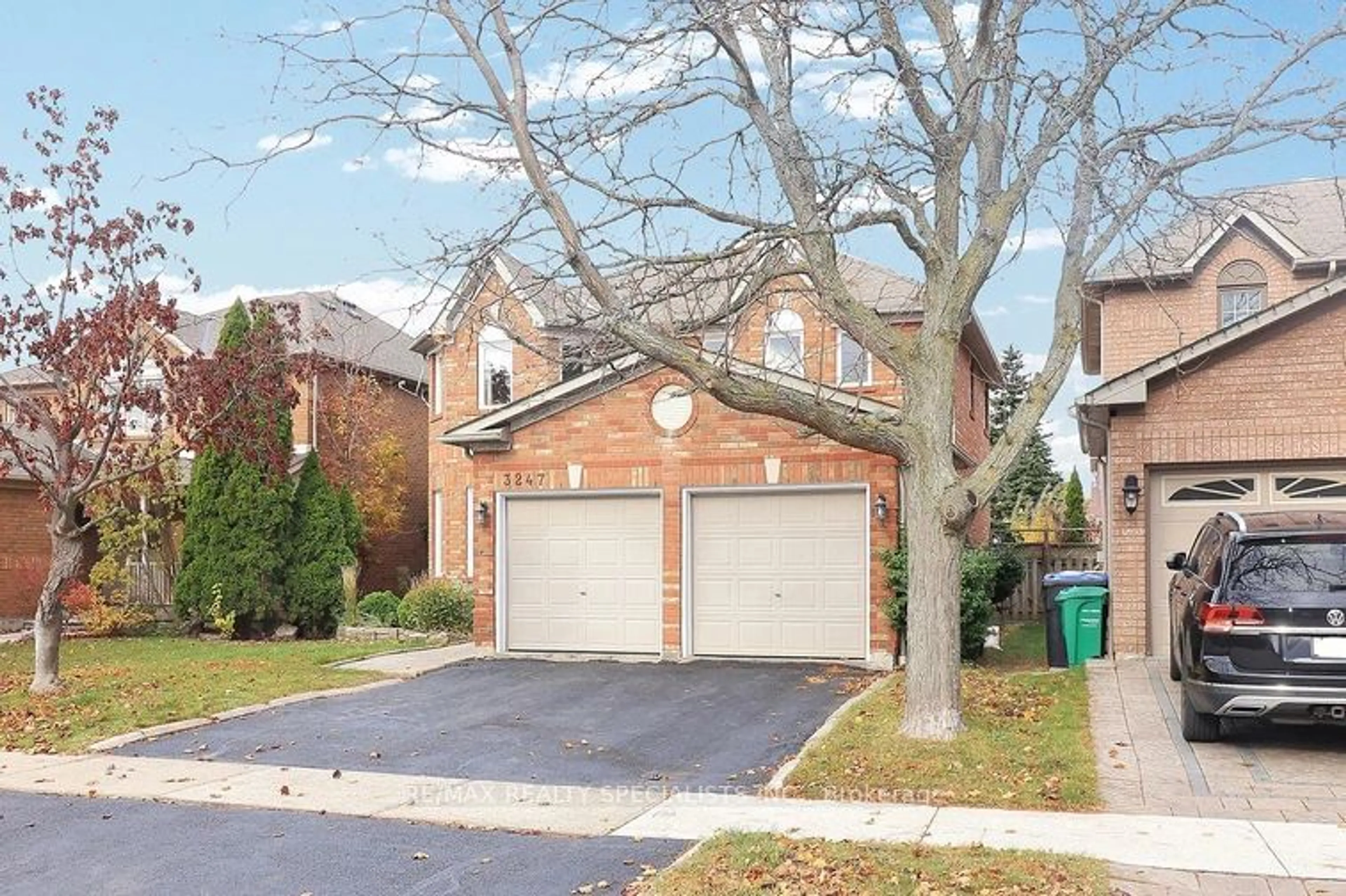 Home with brick exterior material, street for 3247 BLOOMFIELD Dr, Mississauga Ontario L5N 6X8