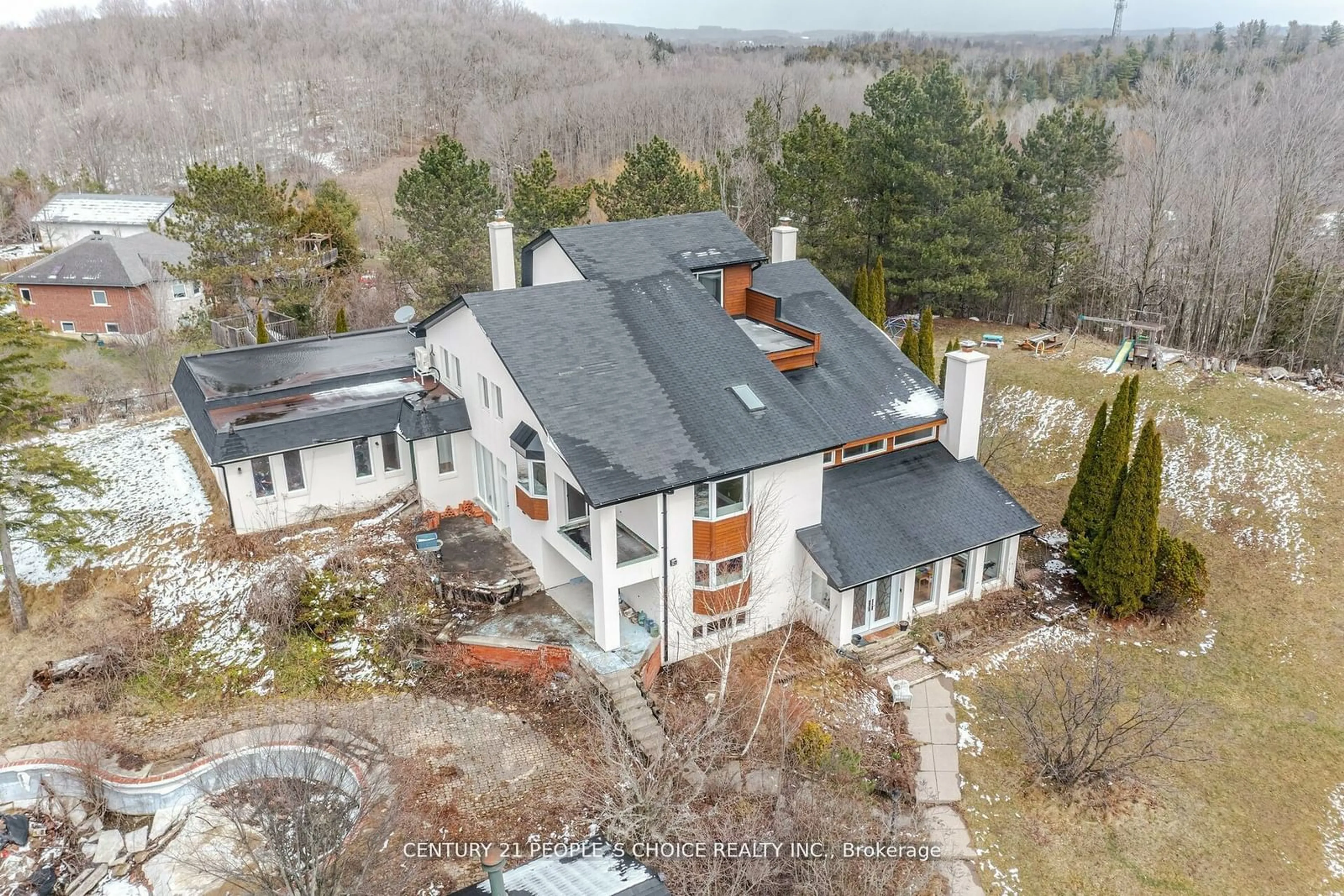 A pic from outside/outdoor area/front of a property/back of a property/a pic from drone, building for 29 Bartley Dr, Caledon Ontario L7E 0N1