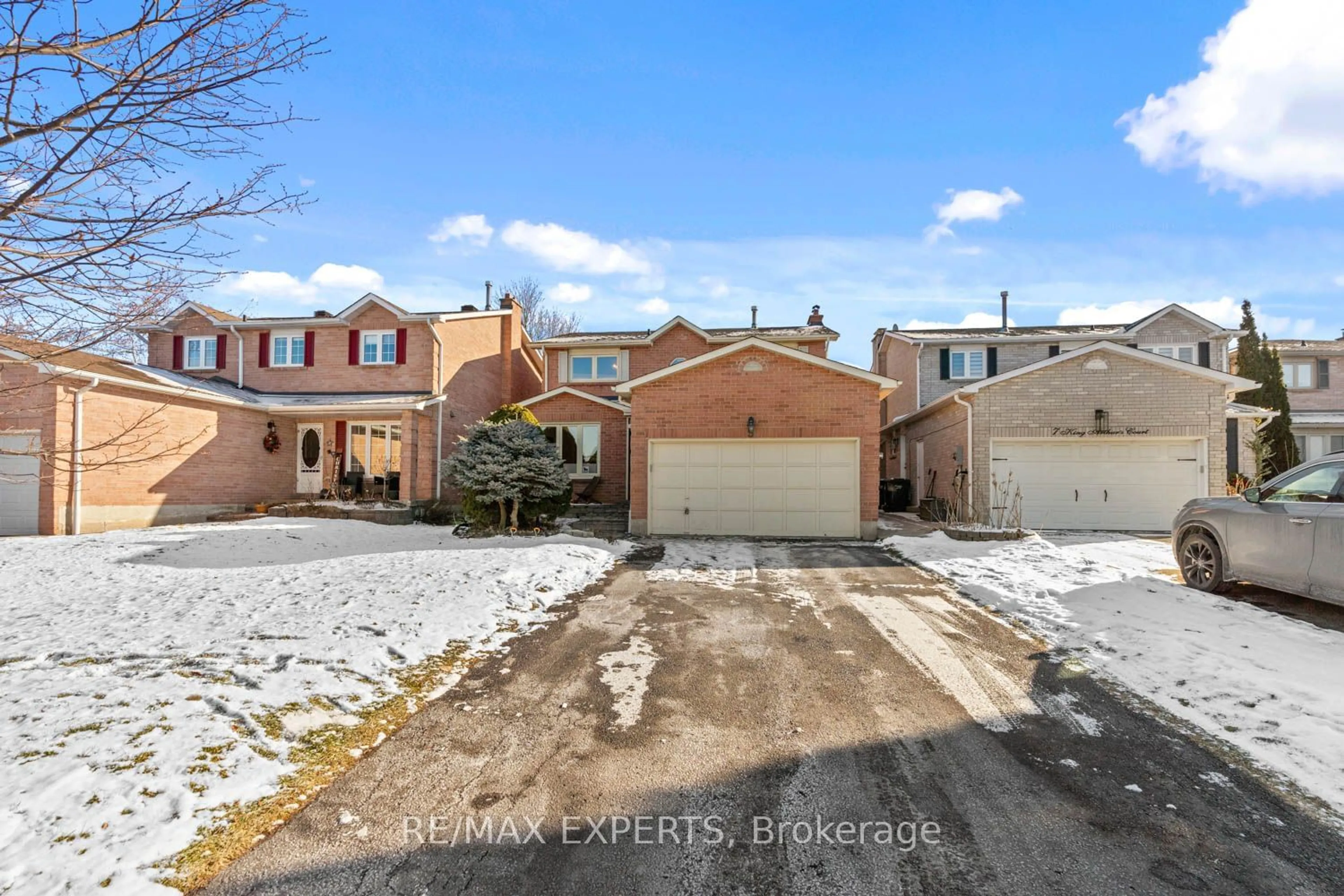 A pic from outside/outdoor area/front of a property/back of a property/a pic from drone, street for 5 King Arthurs Crt, Caledon Ontario L7E 1P2