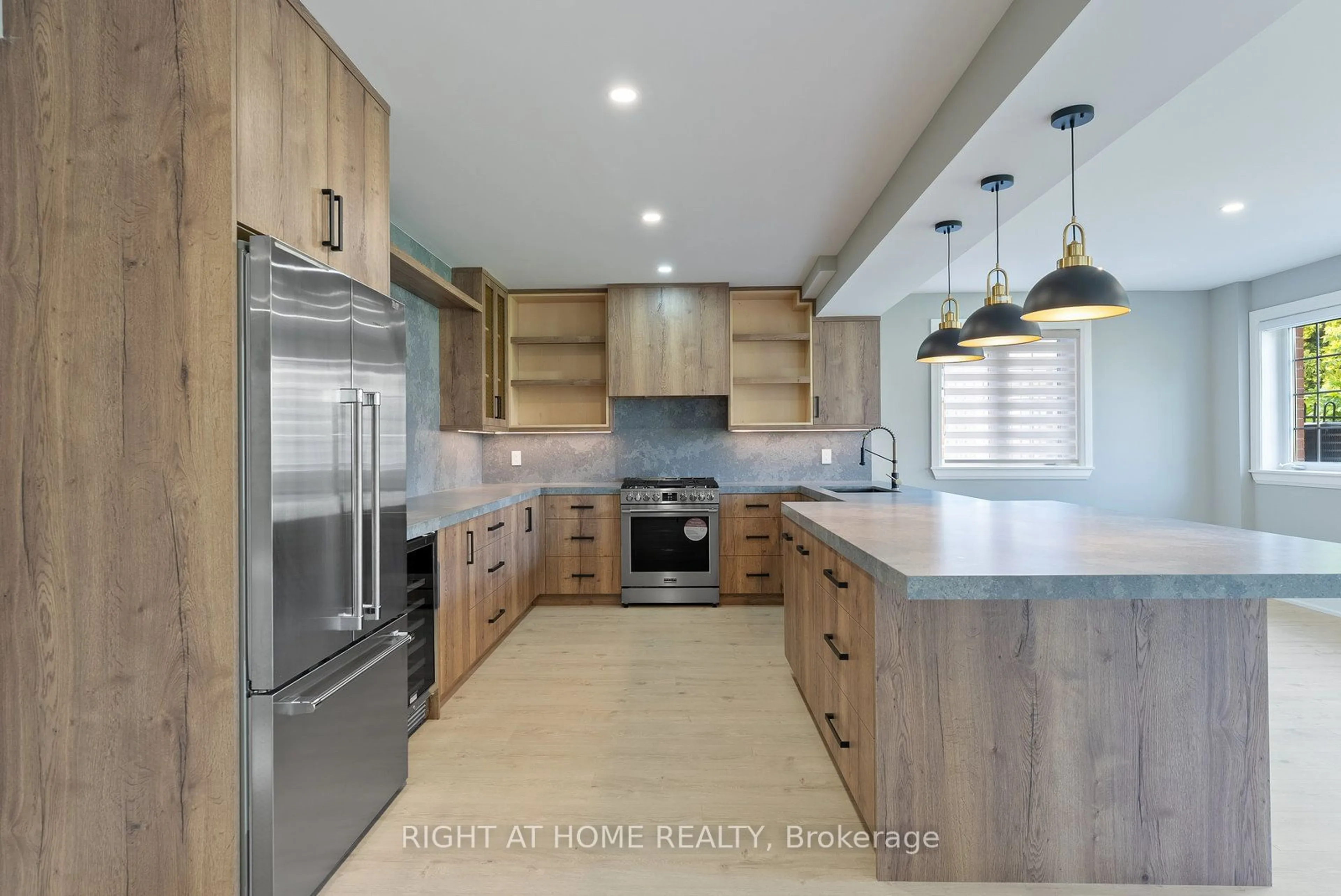 Contemporary kitchen, ceramic/tile floor for 10 RIVERWOOD Terr, Caledon Ontario L7E 1S1