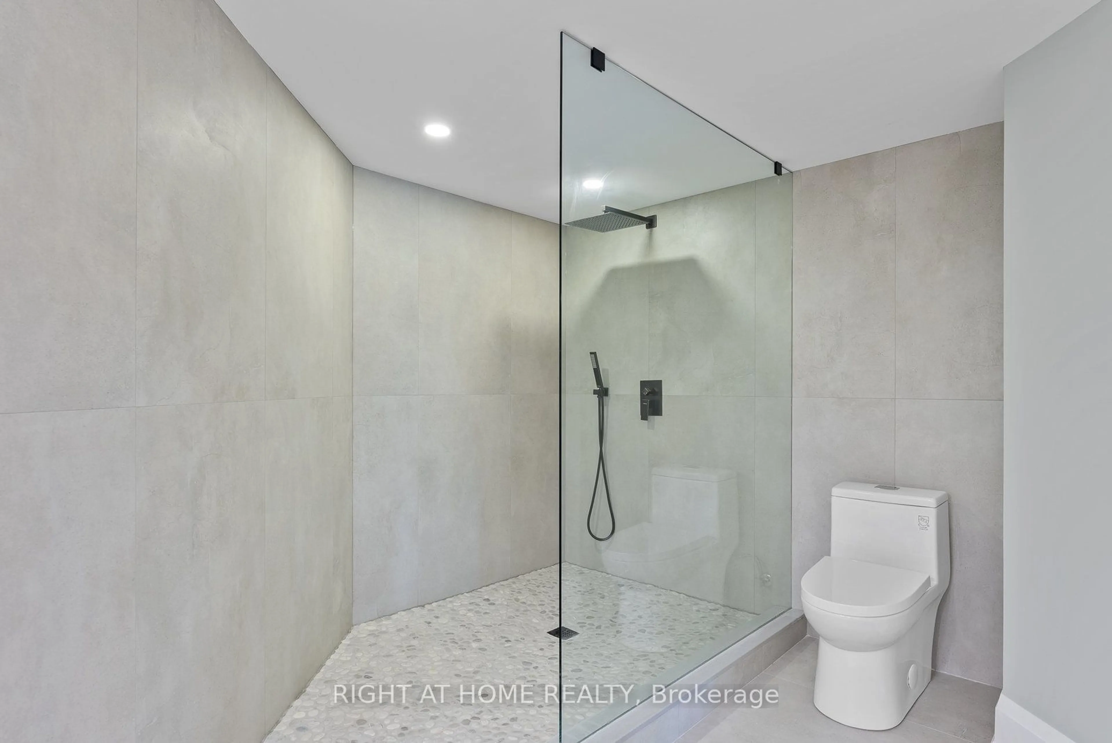 Contemporary bathroom, ceramic/tile floor for 10 RIVERWOOD Terr, Caledon Ontario L7E 1S1