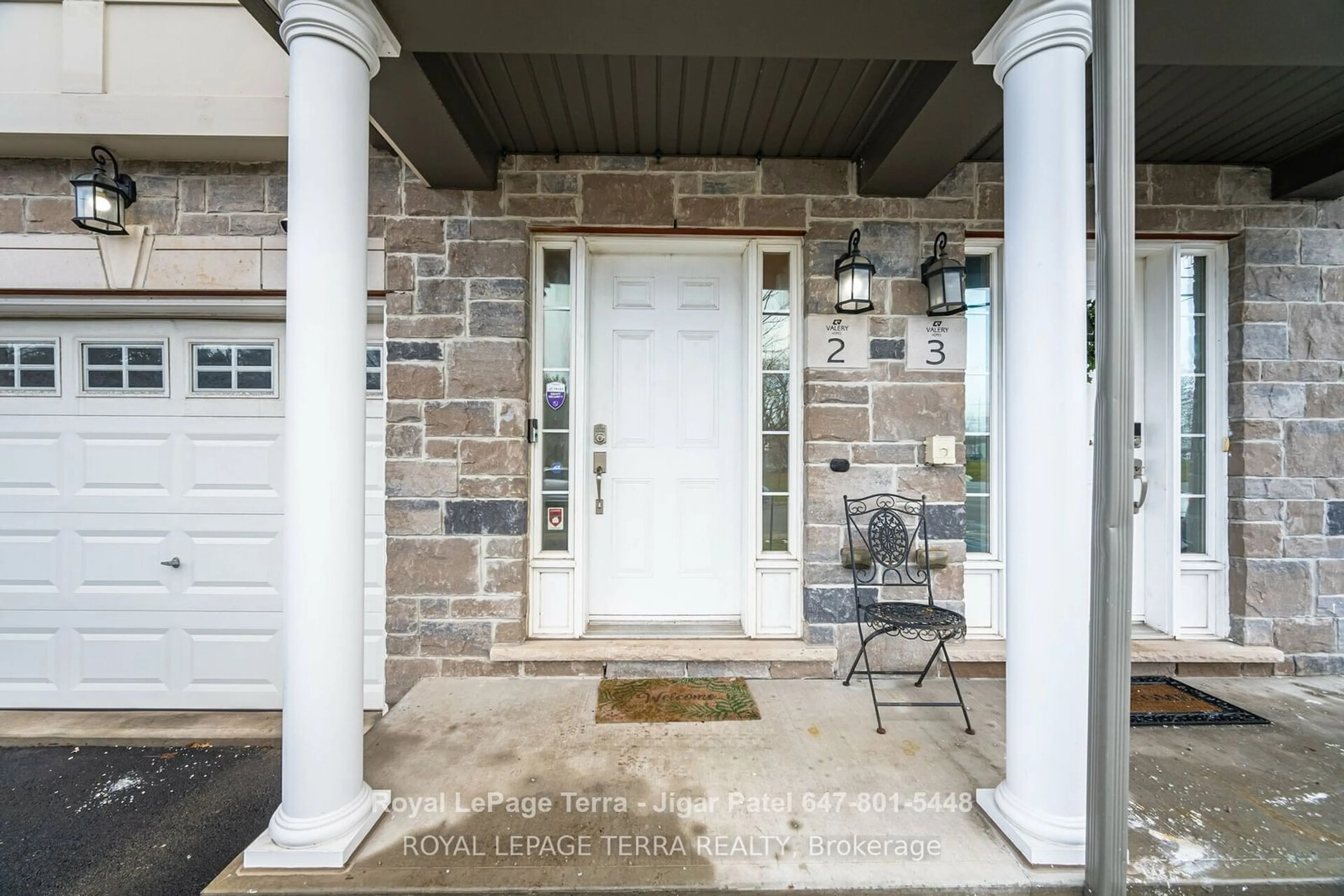 Indoor entryway for 2220 Queensway Dr #2, Burlington Ontario L7R 0E7