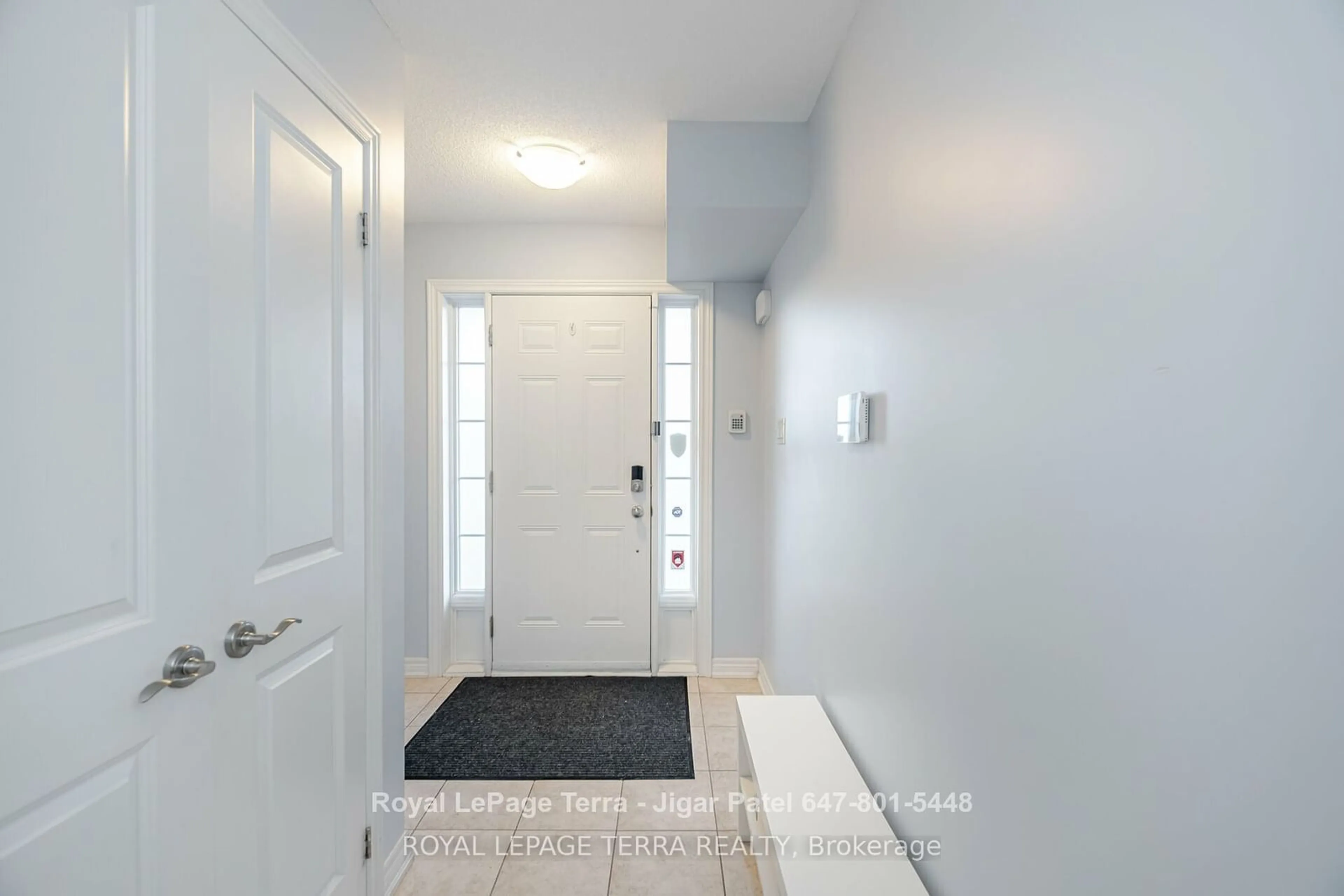 Indoor entryway for 2220 Queensway Dr #2, Burlington Ontario L7R 0E7