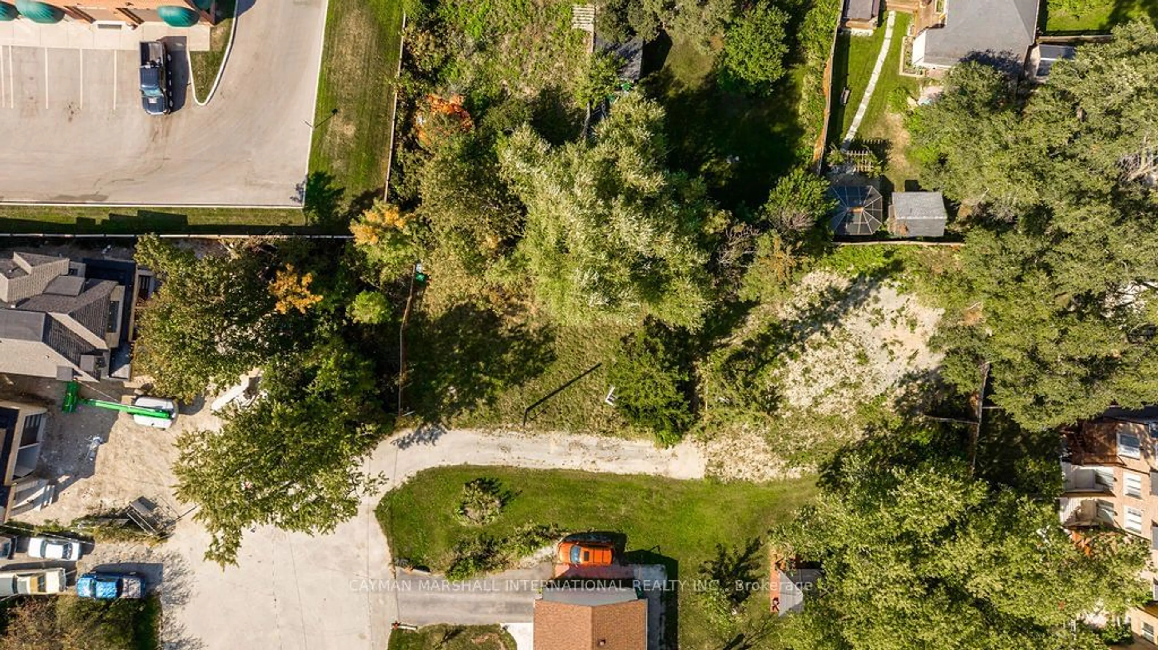 A pic from outside/outdoor area/front of a property/back of a property/a pic from drone, street for 1079 Roosevelt Rd, Mississauga Ontario L5G 3Y6