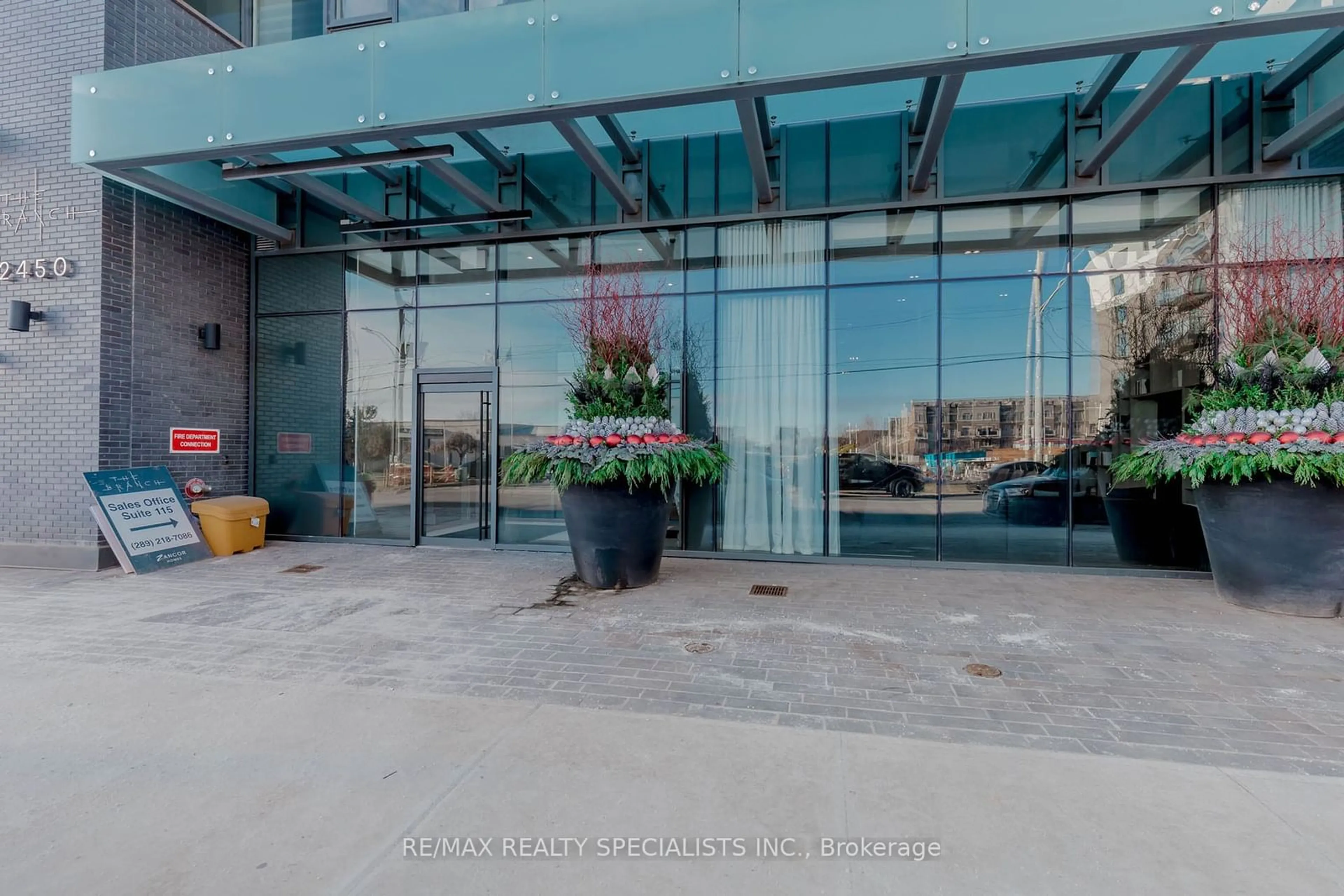 Indoor foyer for 2450 Old Bronte Rd #519, Oakville Ontario L6M 5P6