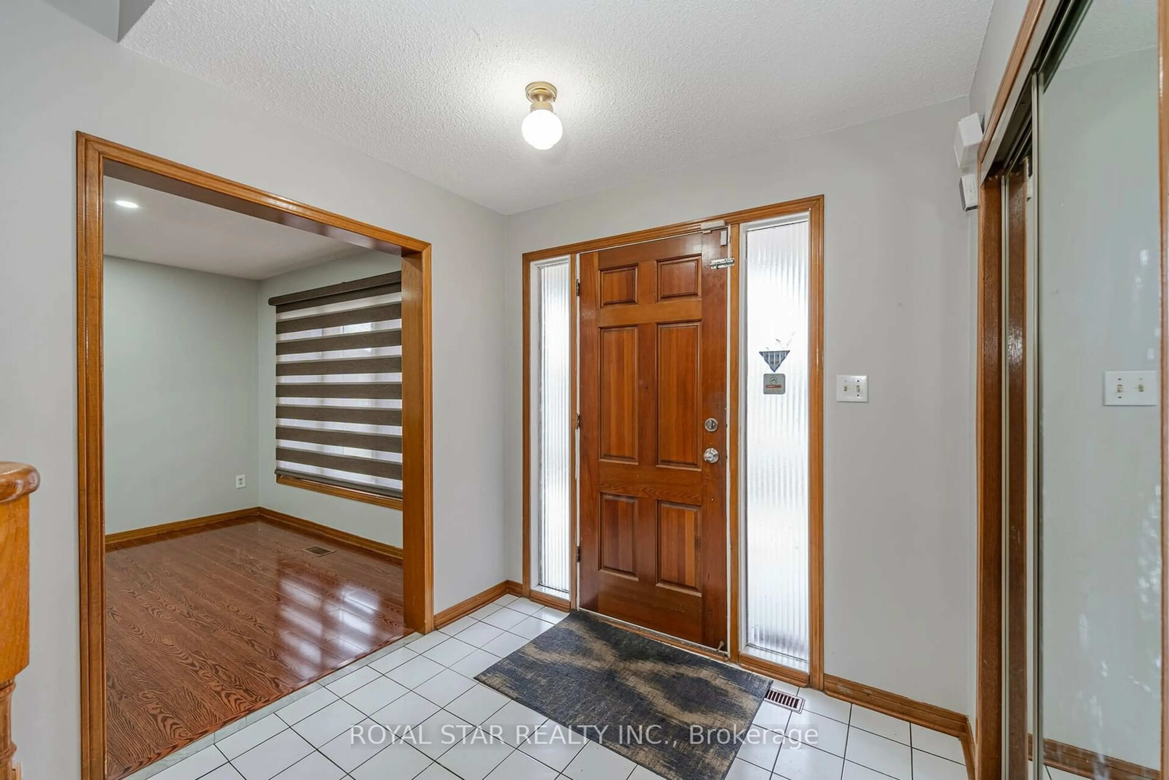 Indoor entryway for 10 Hedgerow Ave, Brampton Ontario L6Y 3C6