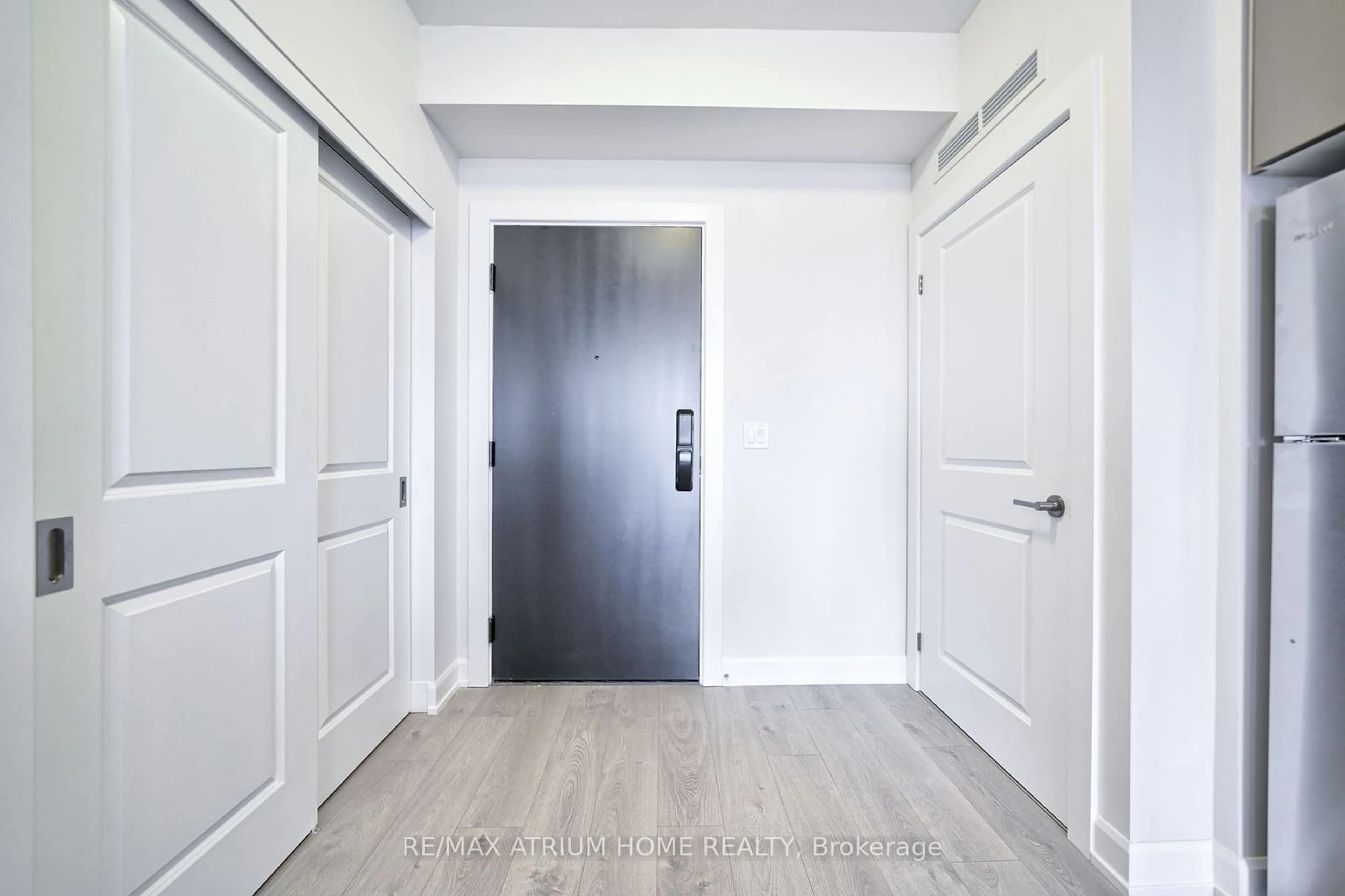 Indoor entryway for 3200 William Coltson Ave #813, Oakville Ontario L6H 7W6