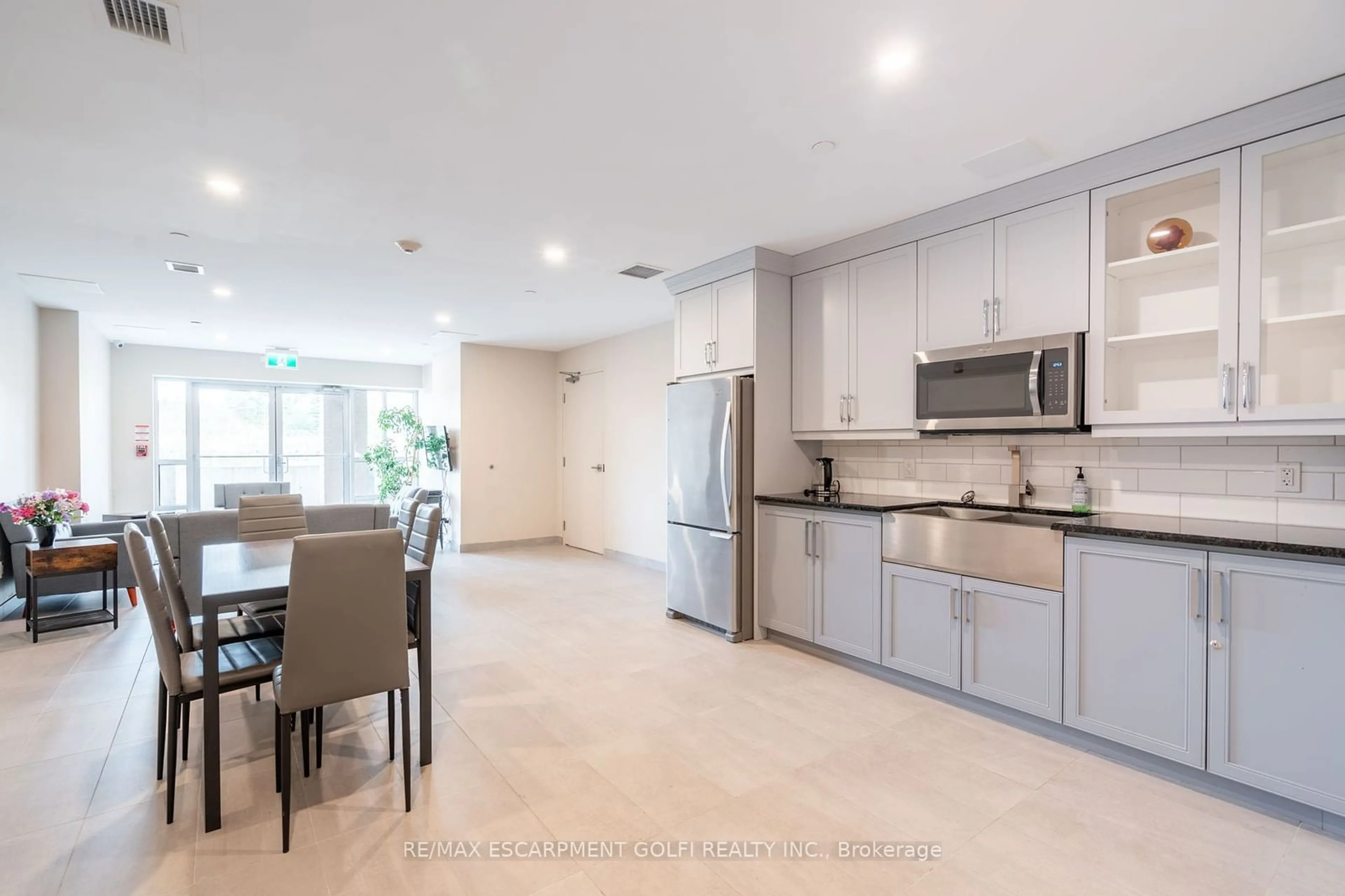 Open concept kitchen, ceramic/tile floor for 4040 UPPER MIDDLE Rd #310, Burlington Ontario L7M 0H2