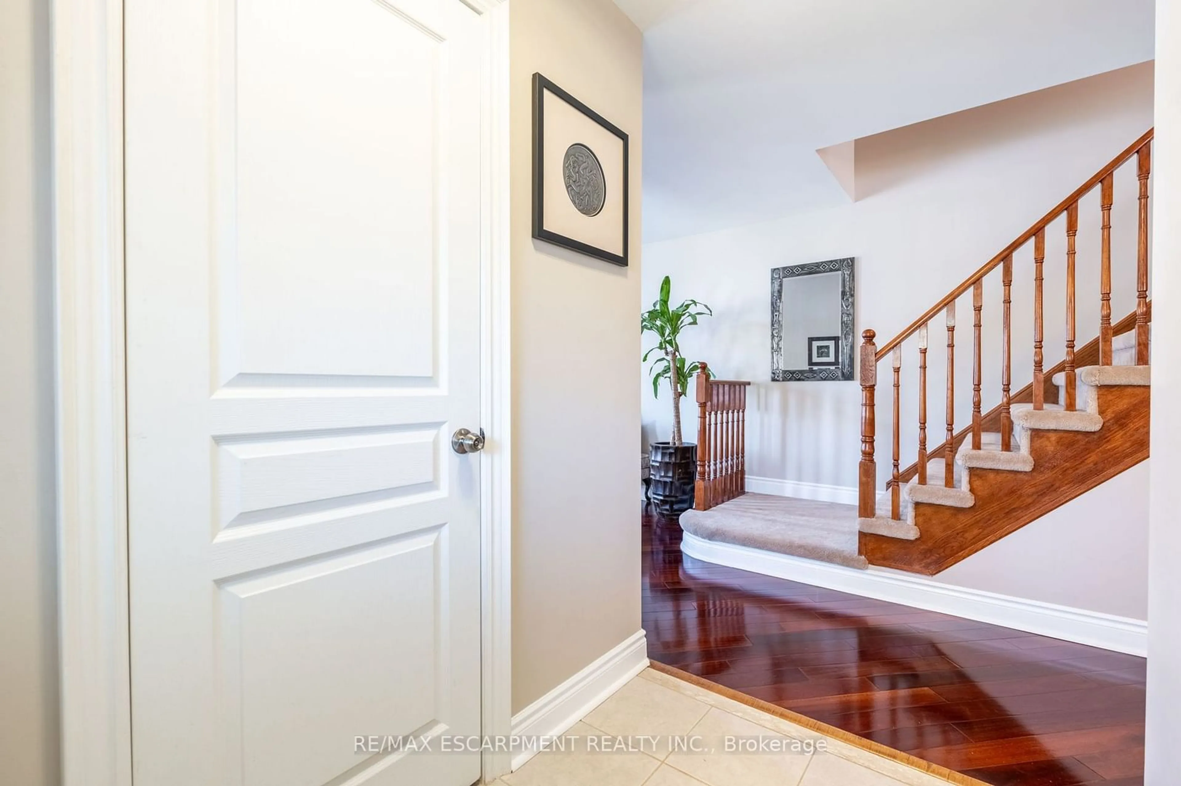 Indoor entryway for 2352 Falling Green Dr, Oakville Ontario L6M 5A7