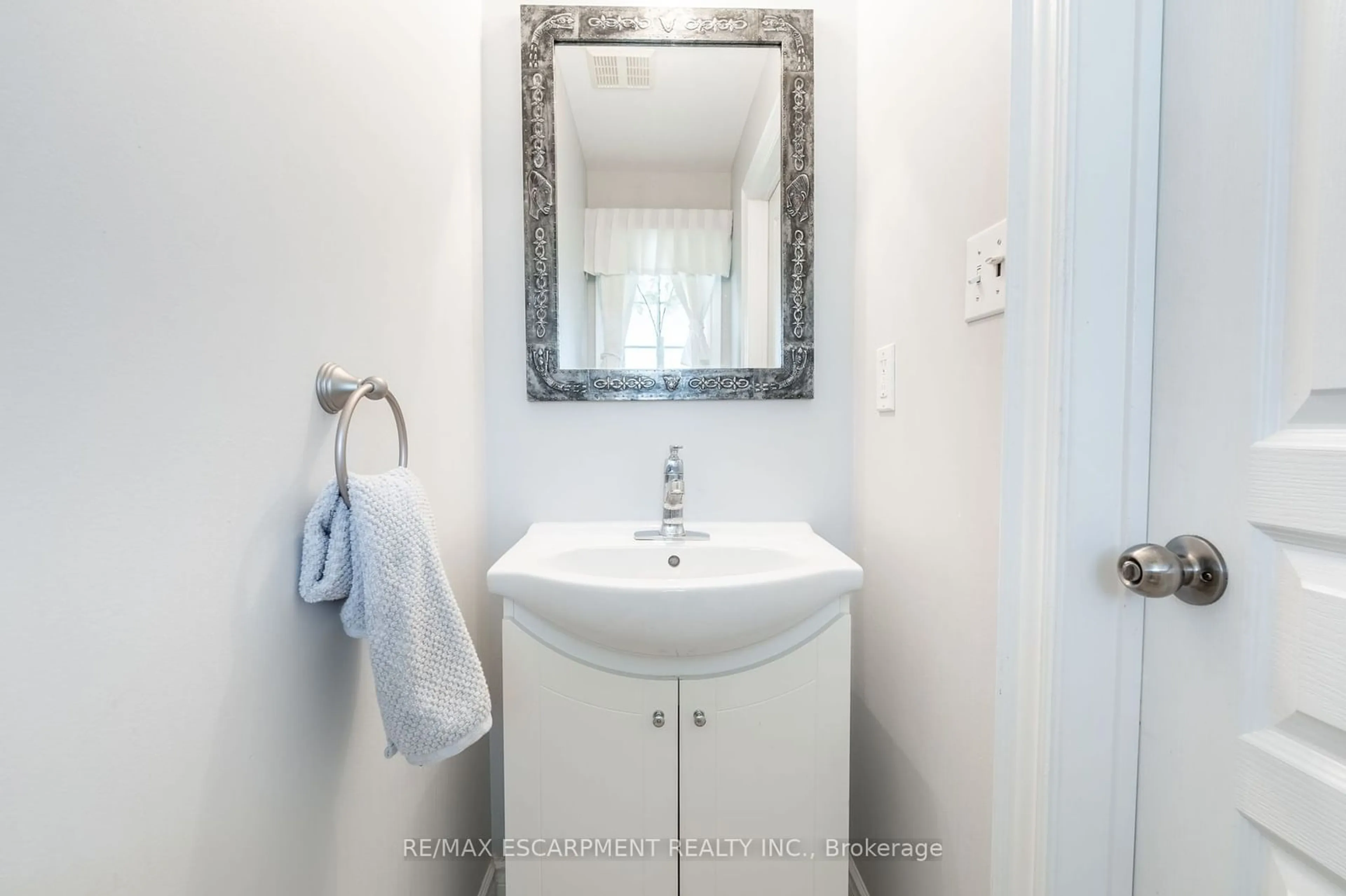 Standard bathroom, ceramic/tile floor for 2352 Falling Green Dr, Oakville Ontario L6M 5A7