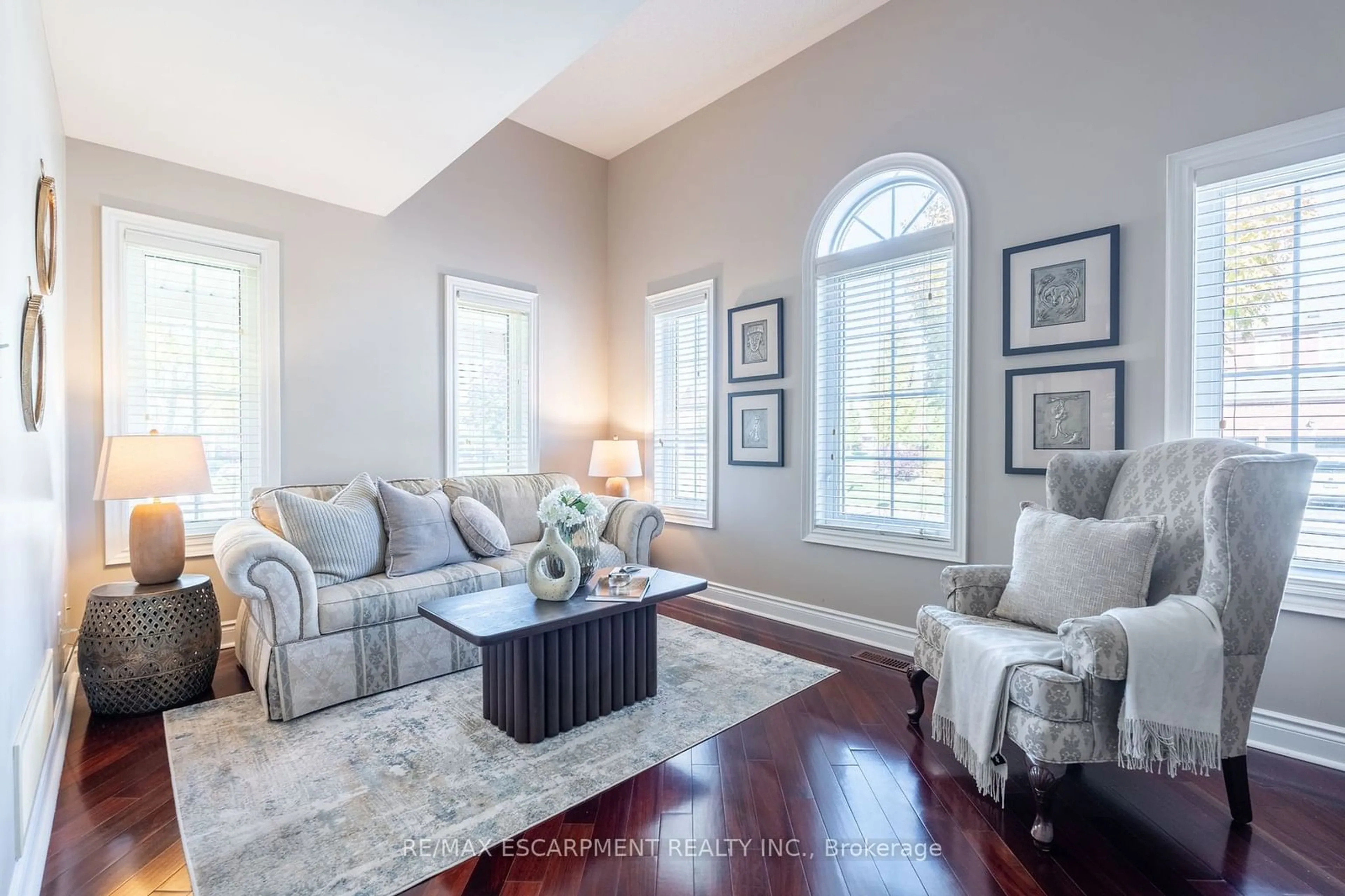 Living room with furniture, unknown for 2352 Falling Green Dr, Oakville Ontario L6M 5A7