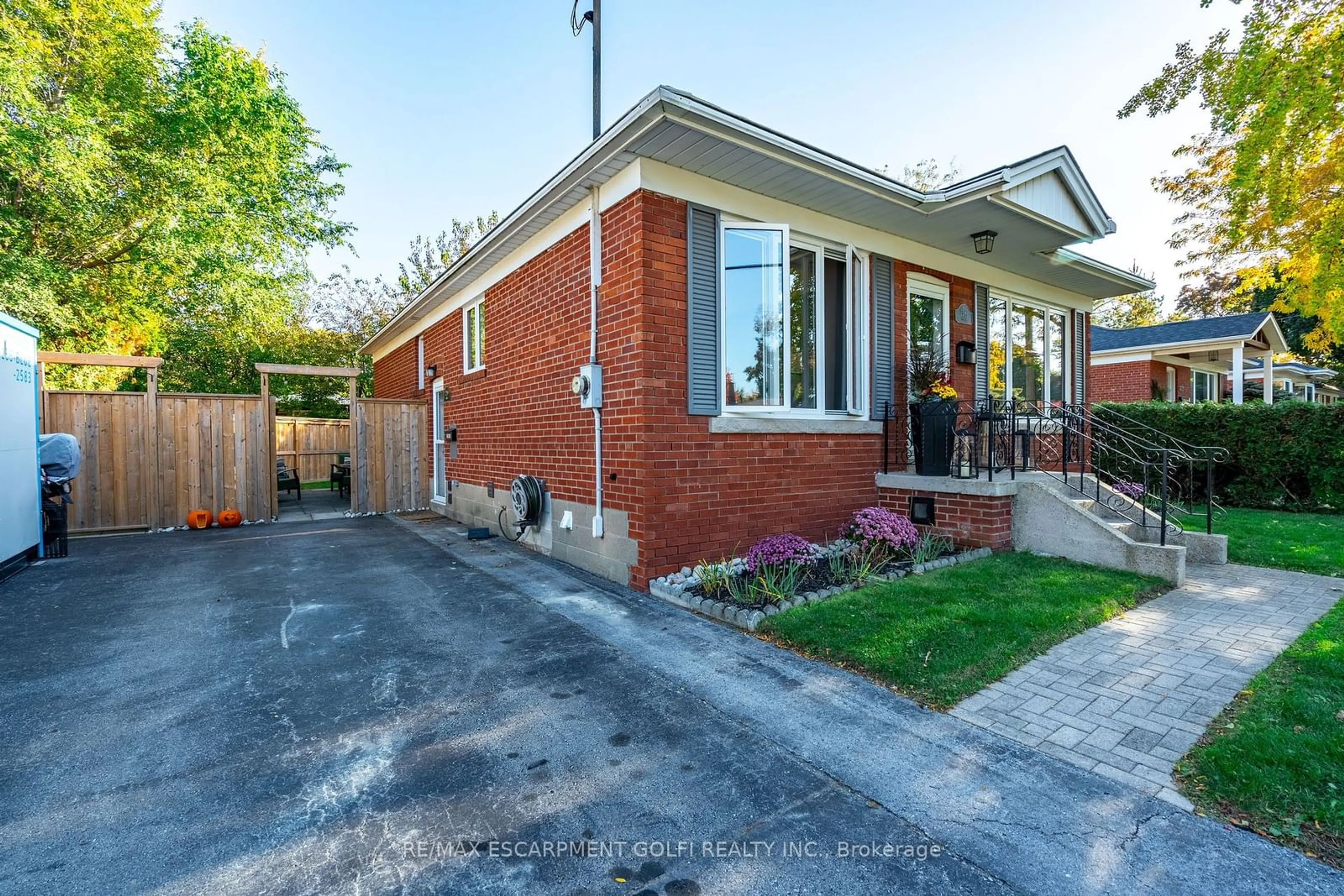 Home with brick exterior material, street for 2290 Woodward Ave, Burlington Ontario L7R 1T6