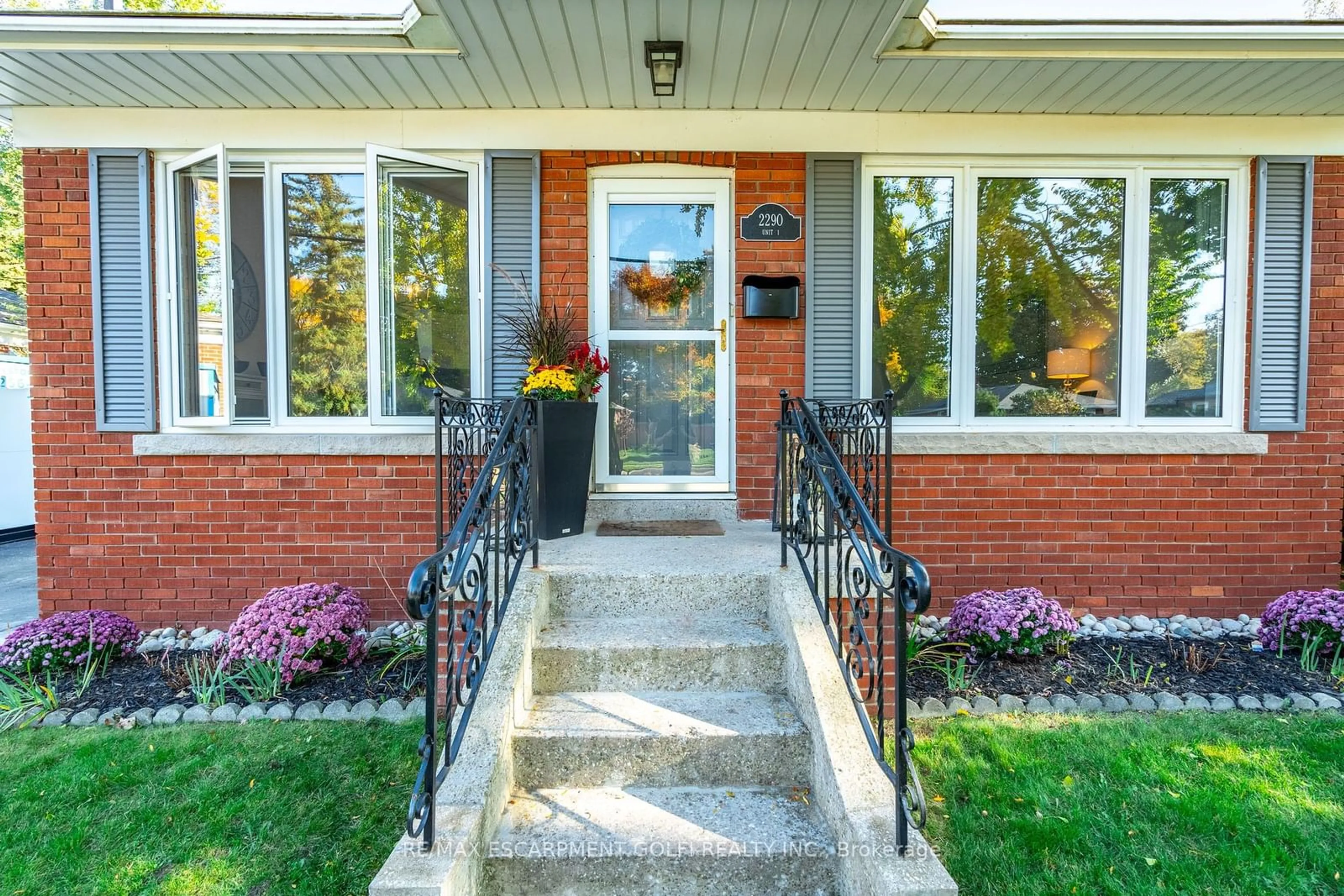 Home with brick exterior material, street for 2290 Woodward Ave, Burlington Ontario L7R 1T6