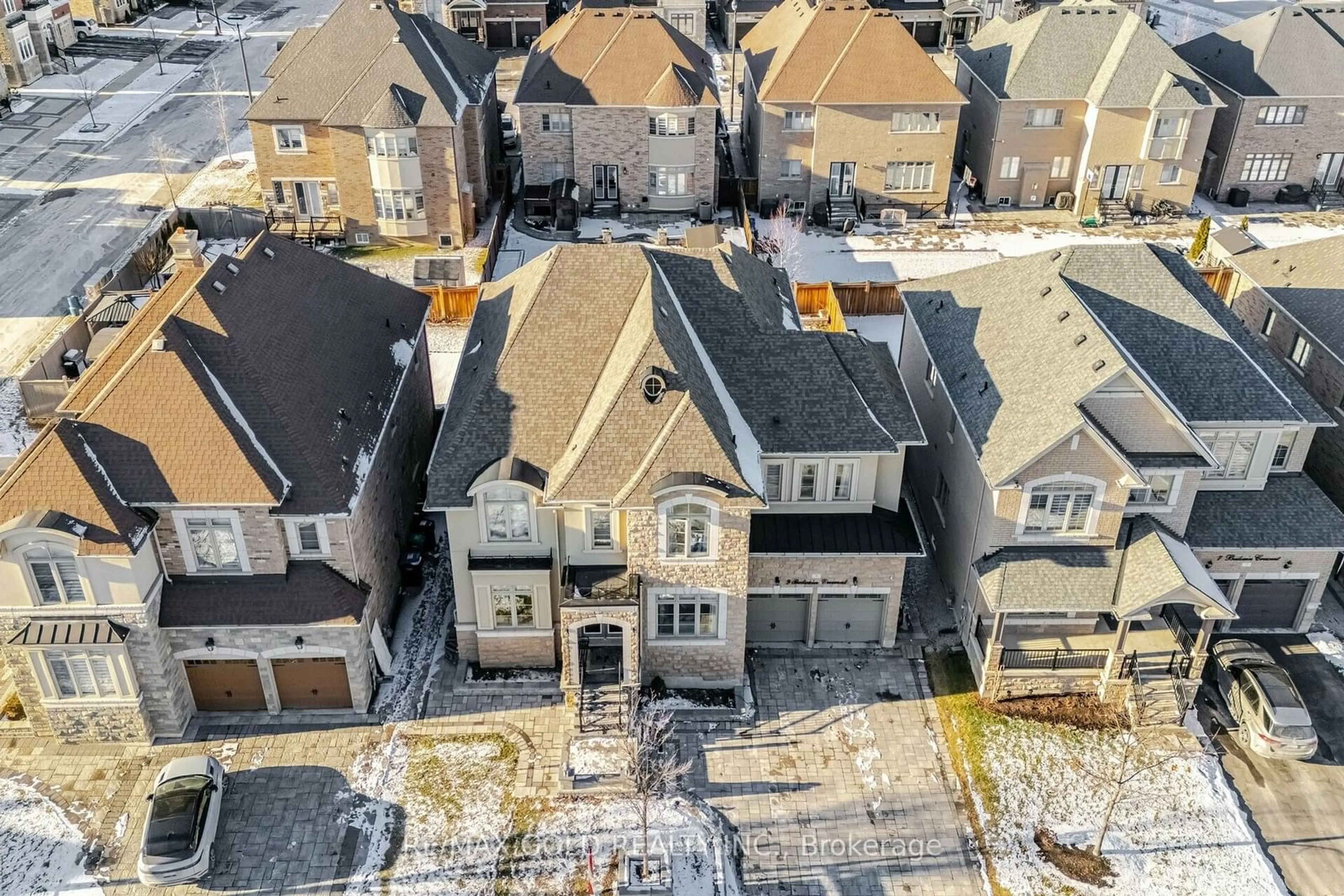 A pic from outside/outdoor area/front of a property/back of a property/a pic from drone, street for 9 Bedouin Cres, Brampton Ontario L6P 4H3