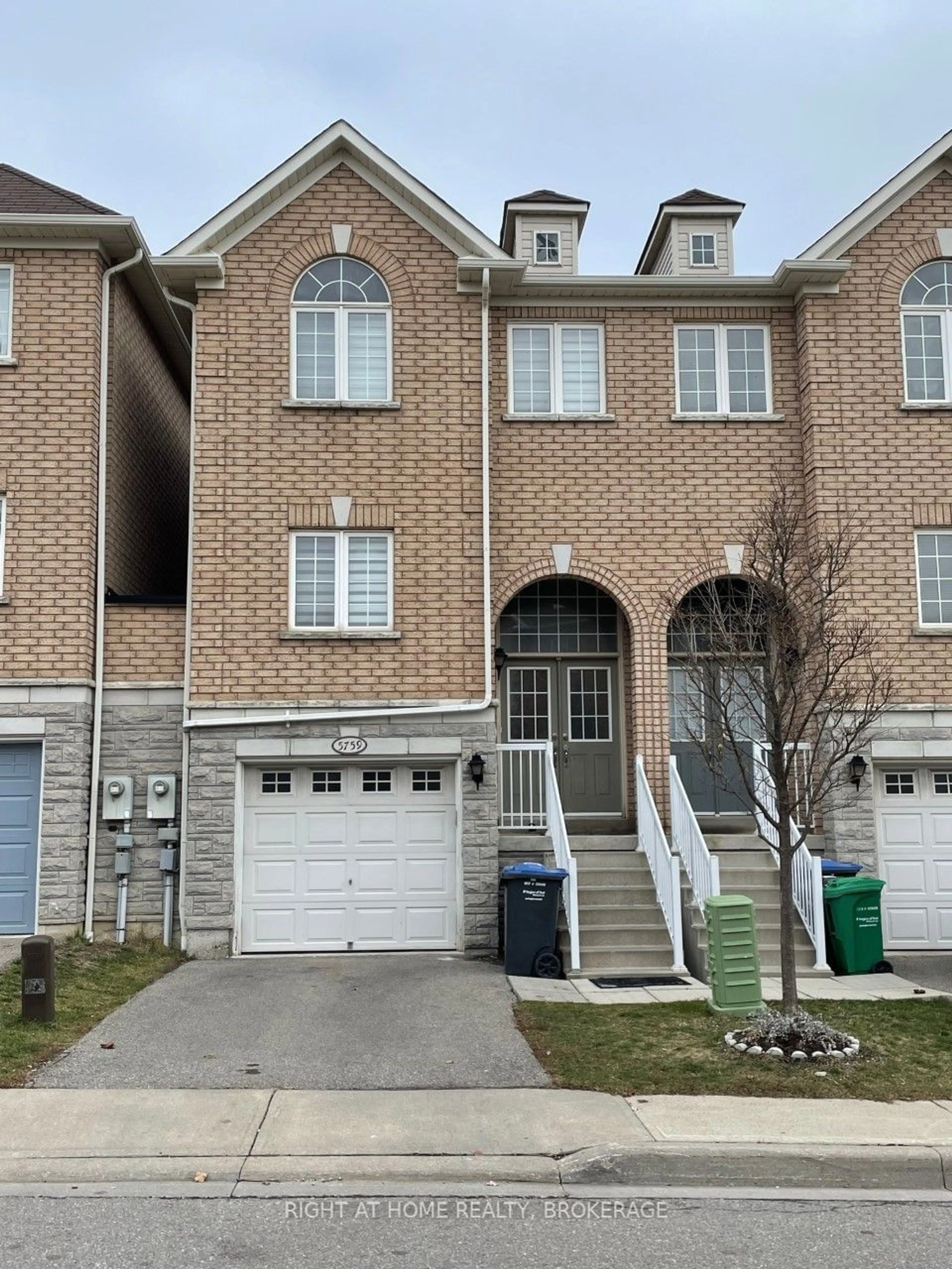 Home with brick exterior material, street for 5759 Tiz Rd, Mississauga Ontario L5R 0B4