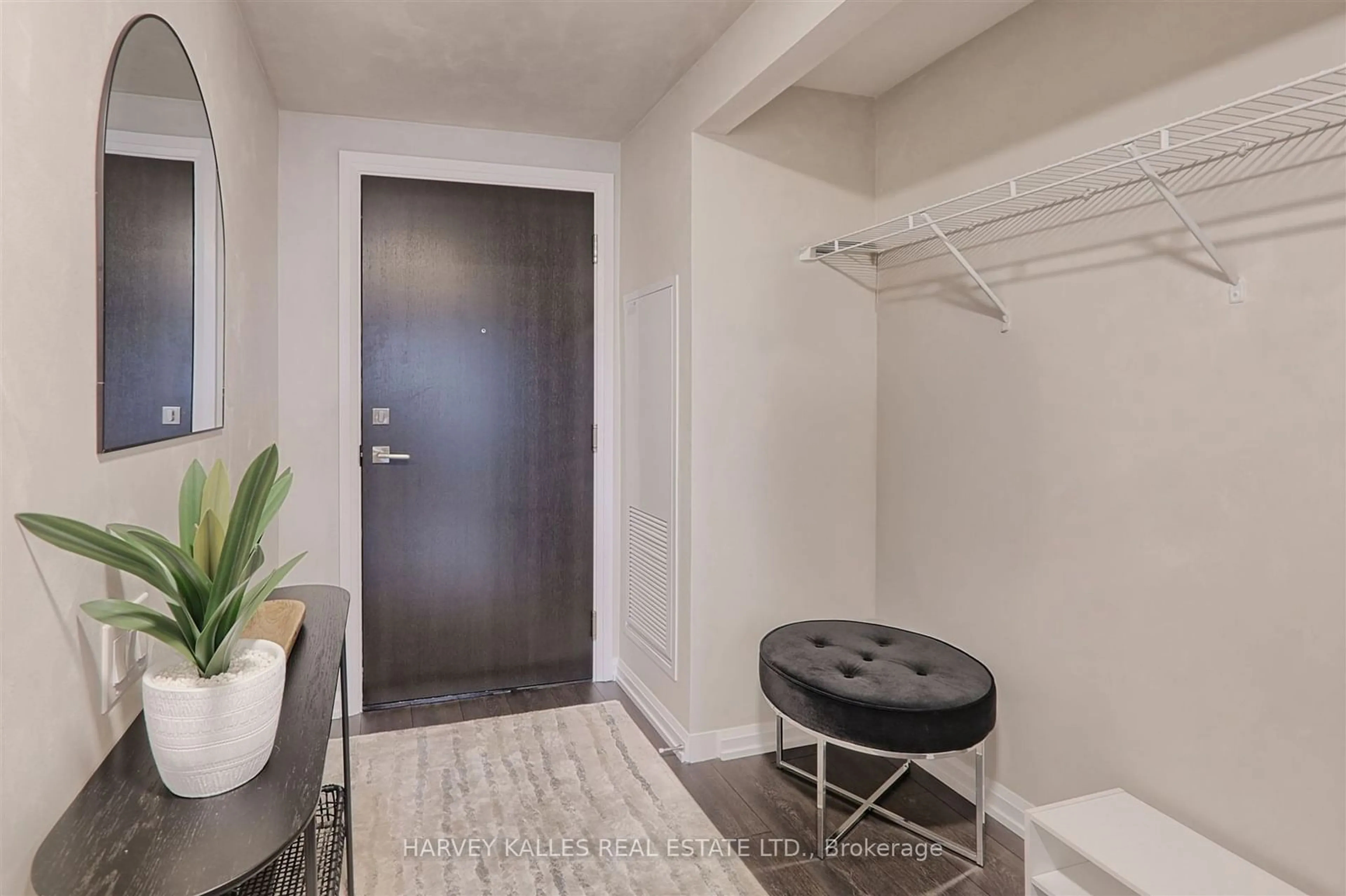 Indoor entryway for 4208 Dundas St #412, Toronto Ontario M8X 0B1