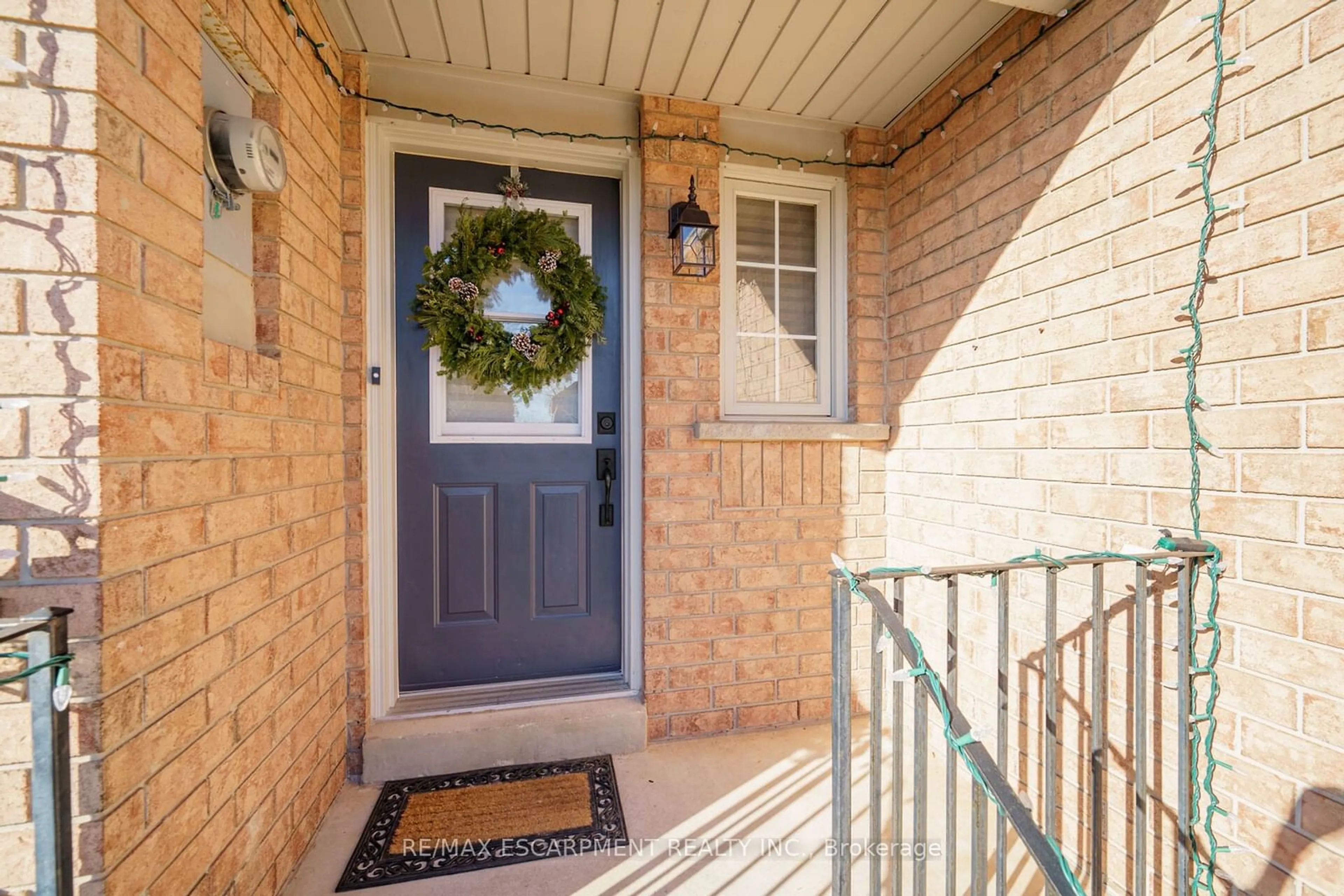 Indoor entryway for 5115 Silvercreek Dr, Burlington Ontario L7L 6K5