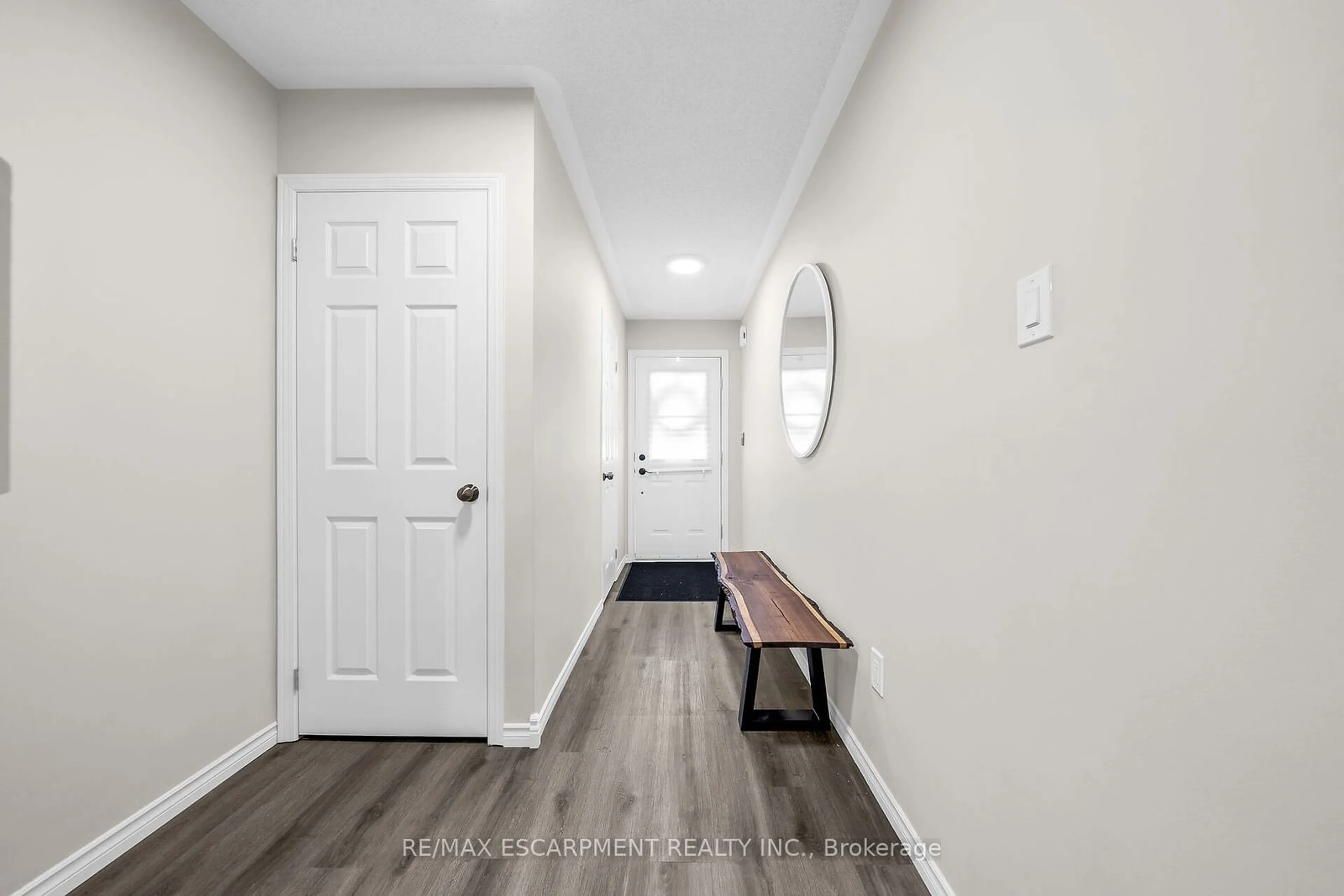 Indoor entryway for 5115 Silvercreek Dr, Burlington Ontario L7L 6K5