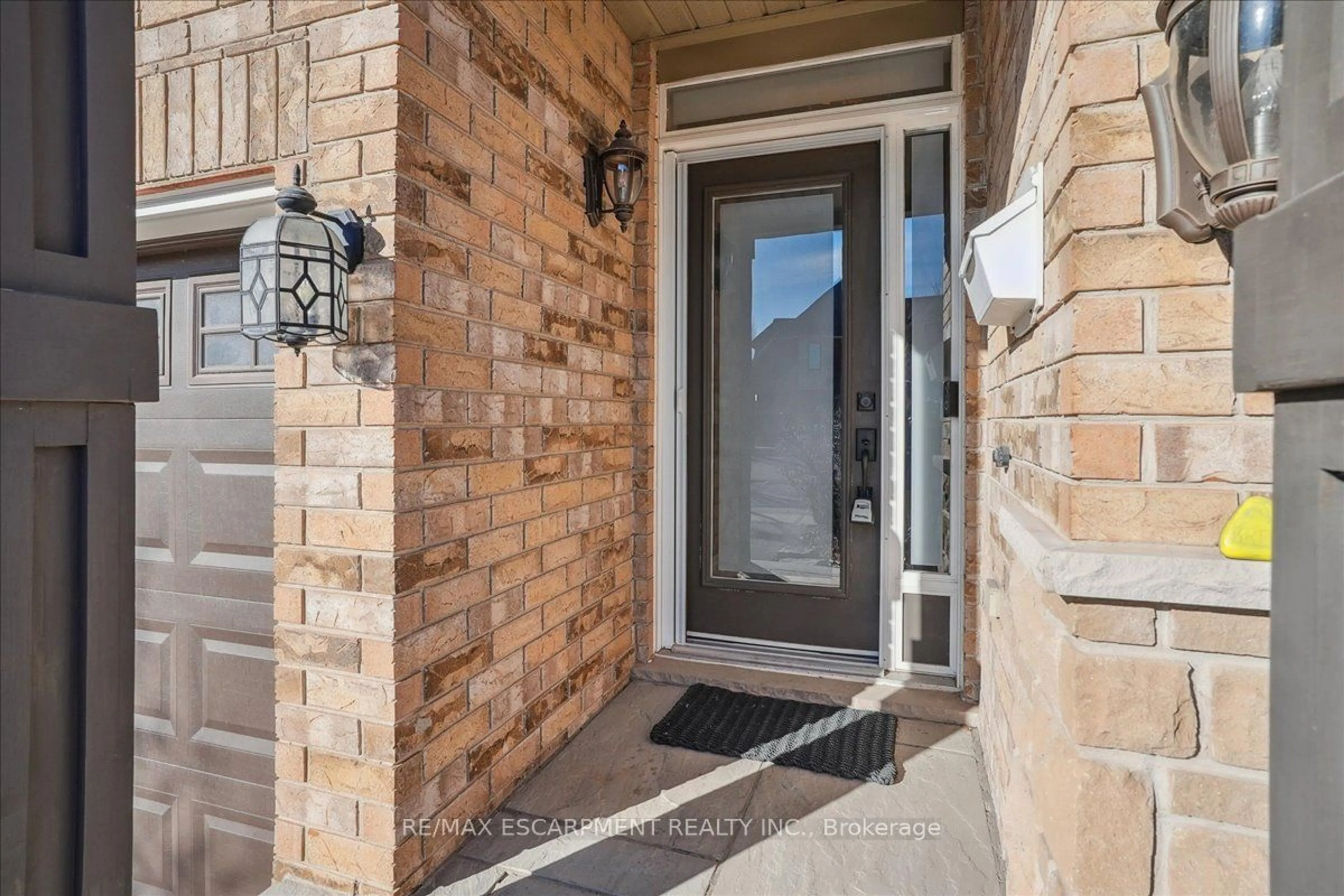 Indoor entryway for 2252 Highcroft Rd, Oakville Ontario L6M 4Y4